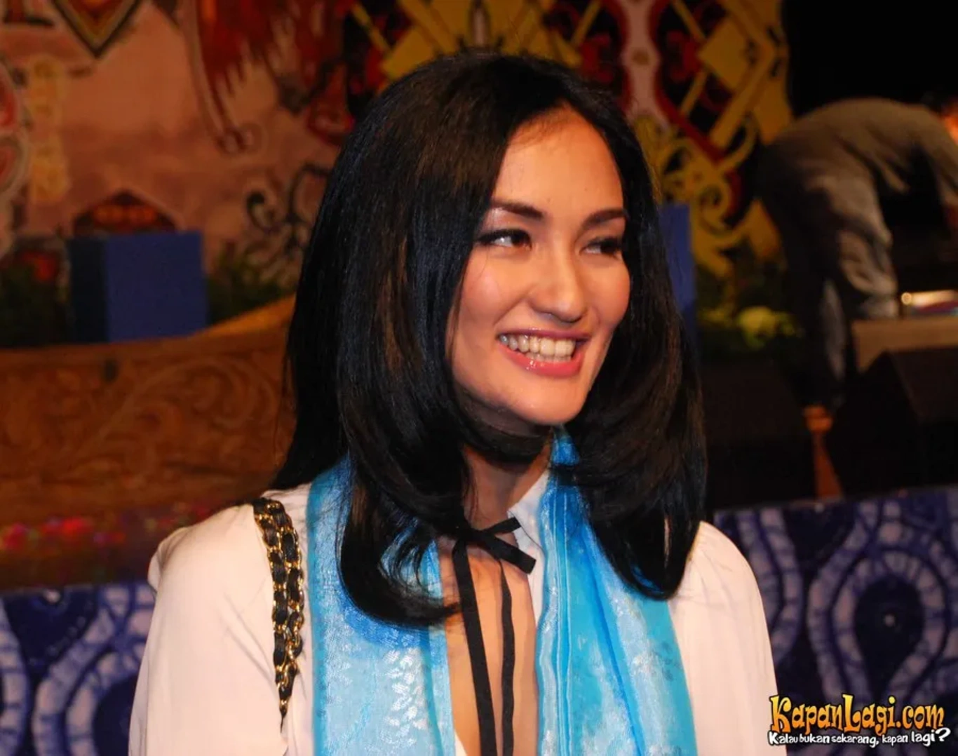 Jika Anda tidak melihat foto Atiqah Hasiholan, kemungkinan karena foto dengan nomor tersebut tidak tersedia di Kapanlagi.com™