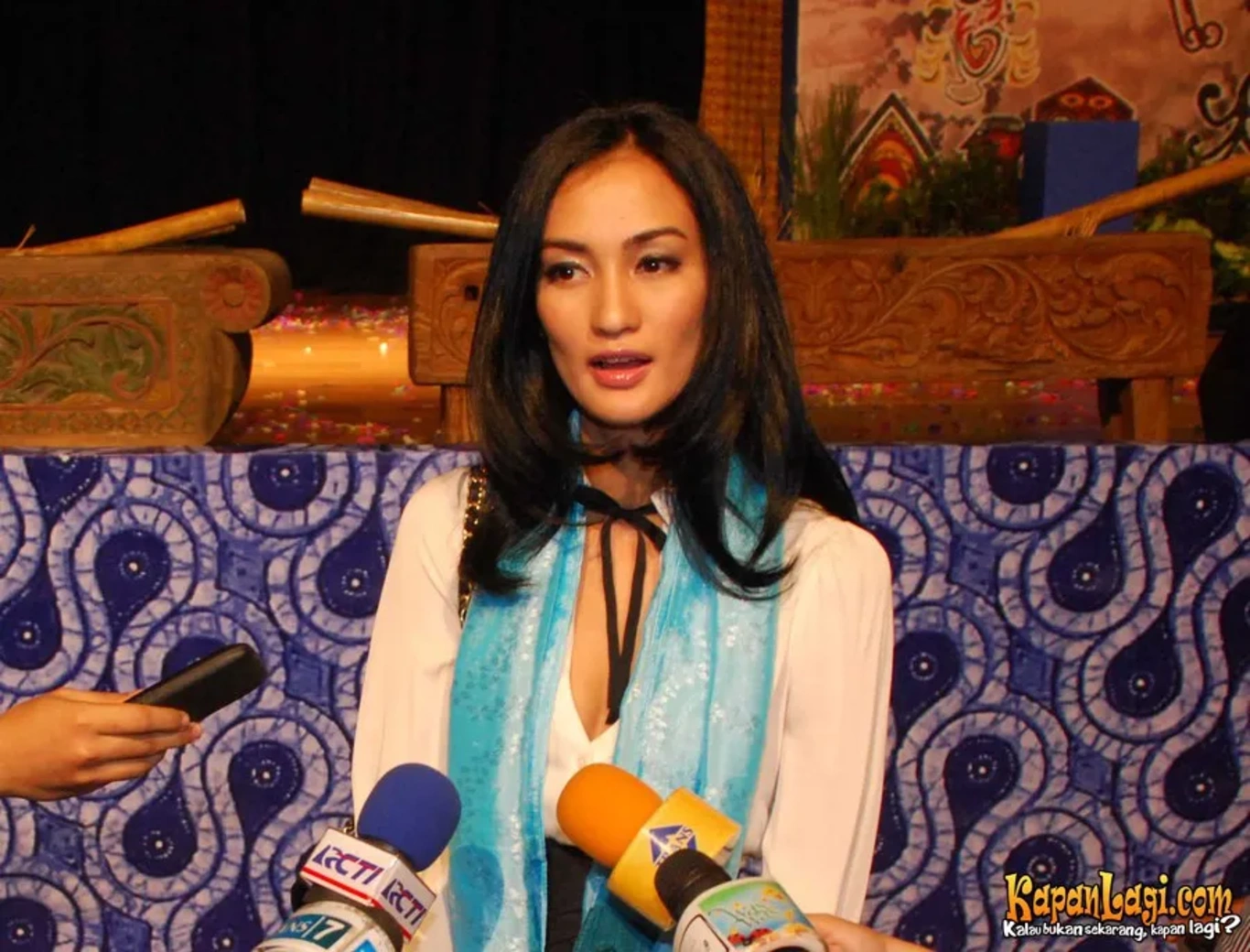 Jika Anda tidak melihat foto Atiqah Hasiholan, kemungkinan karena foto dengan nomor tersebut tidak tersedia di Kapanlagi.com™