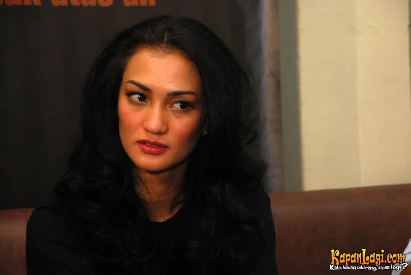Jika Anda tidak melihat foto Atiqah Hasiholan, kemungkinan karena foto dengan nomor tersebut tidak tersedia di Kapanlagi.com™