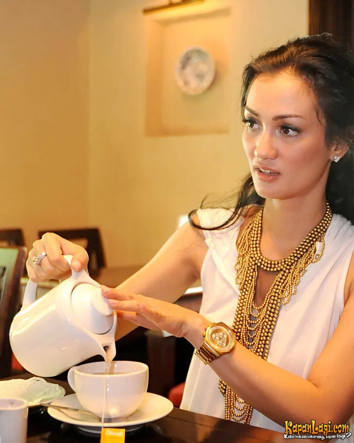Jika Anda tidak melihat foto Atiqah Hasiholan, kemungkinan karena foto dengan nomor tersebut tidak tersedia di Kapanlagi.com™