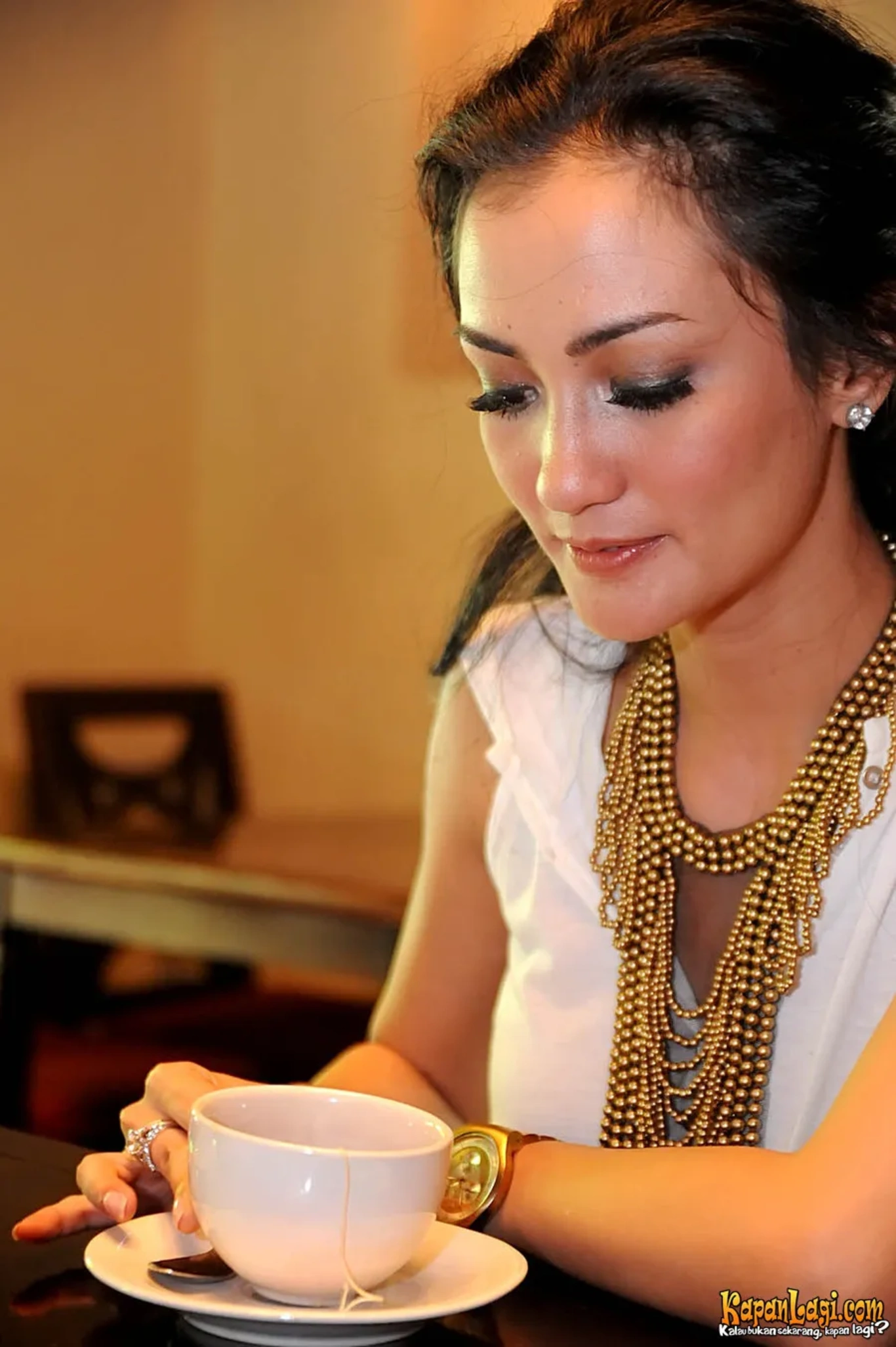Jika Anda tidak melihat foto Atiqah Hasiholan, kemungkinan karena foto dengan nomor tersebut tidak tersedia di Kapanlagi.com™