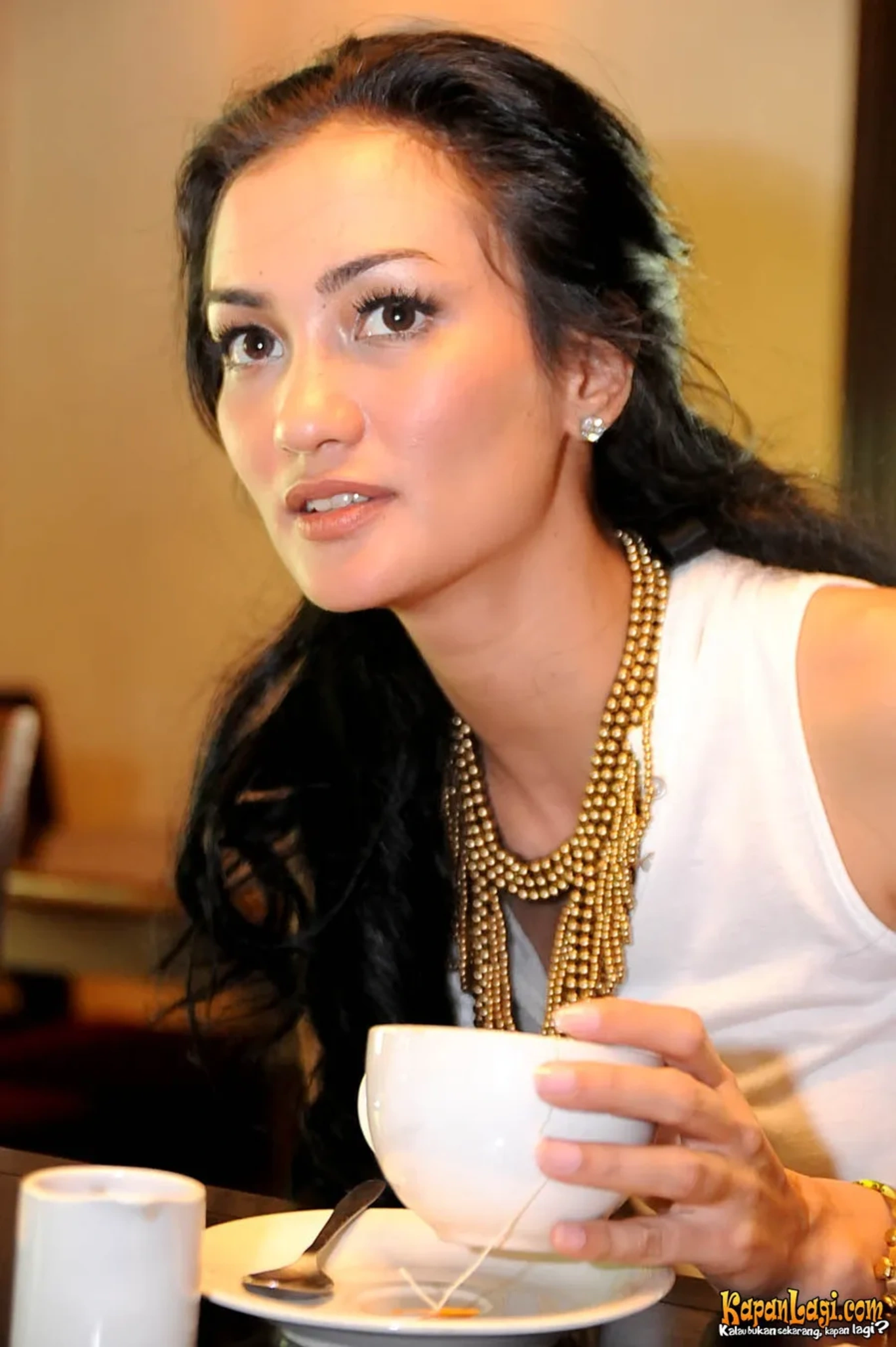 Jika Anda tidak melihat foto Atiqah Hasiholan, kemungkinan karena foto dengan nomor tersebut tidak tersedia di Kapanlagi.com™