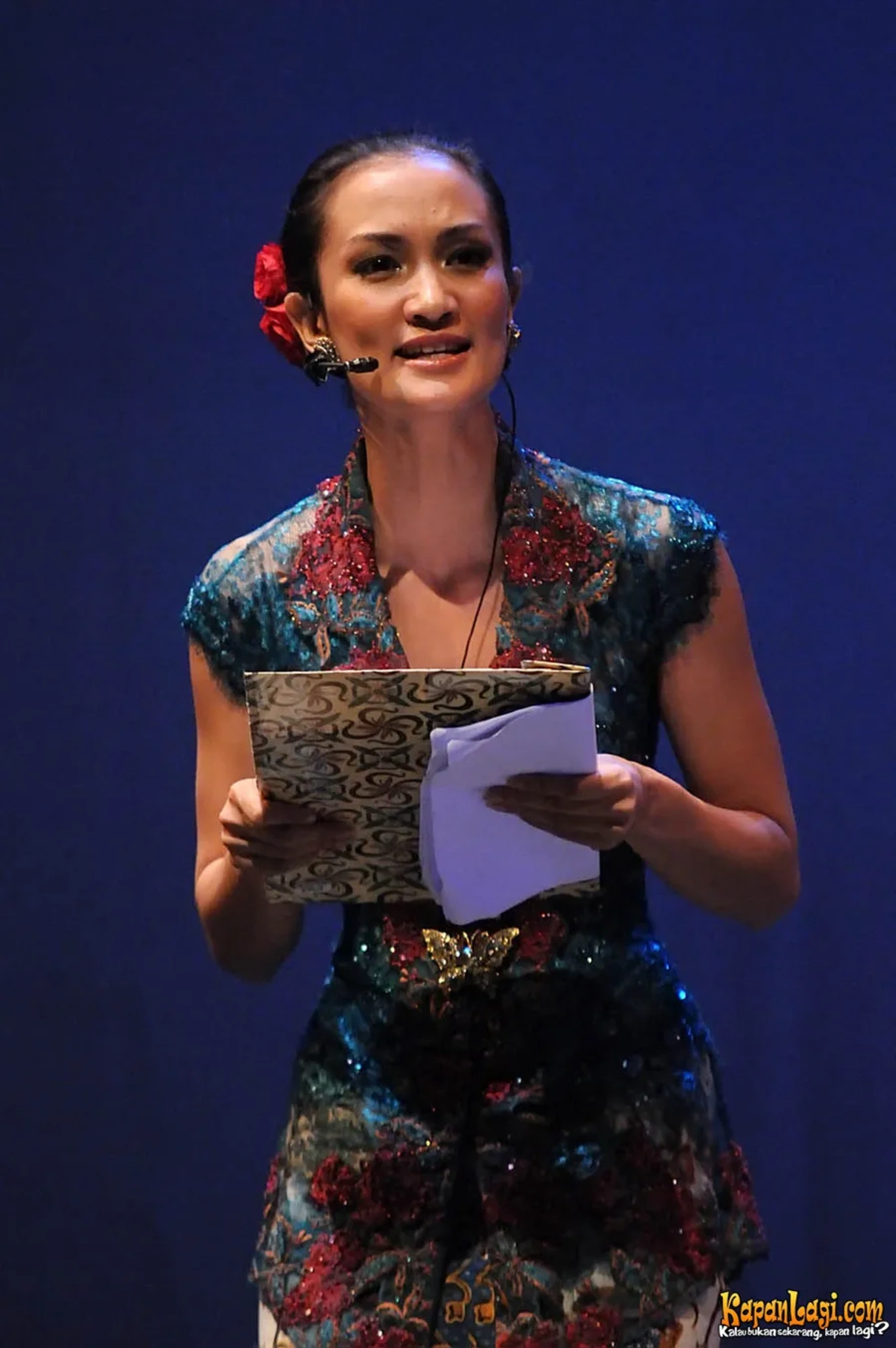 Jika Anda tidak melihat foto Atiqah Hasiholan, kemungkinan karena foto dengan nomor tersebut tidak tersedia di Kapanlagi.com™