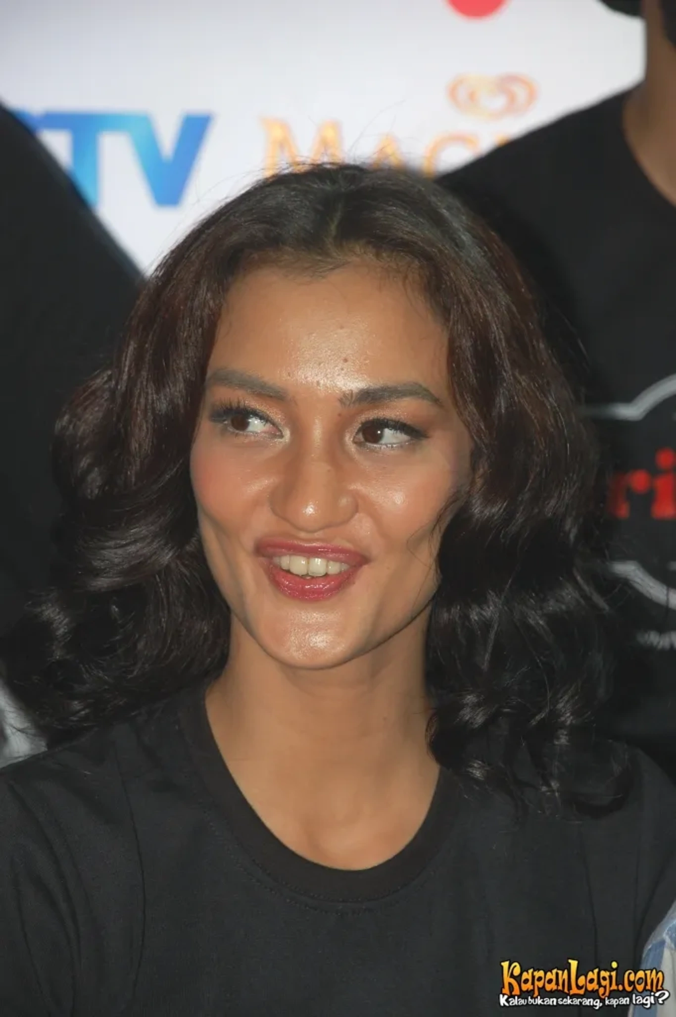 Jika Anda tidak melihat foto Atiqah Hasiholan, kemungkinan karena foto dengan nomor tersebut tidak tersedia di Kapanlagi.com™
