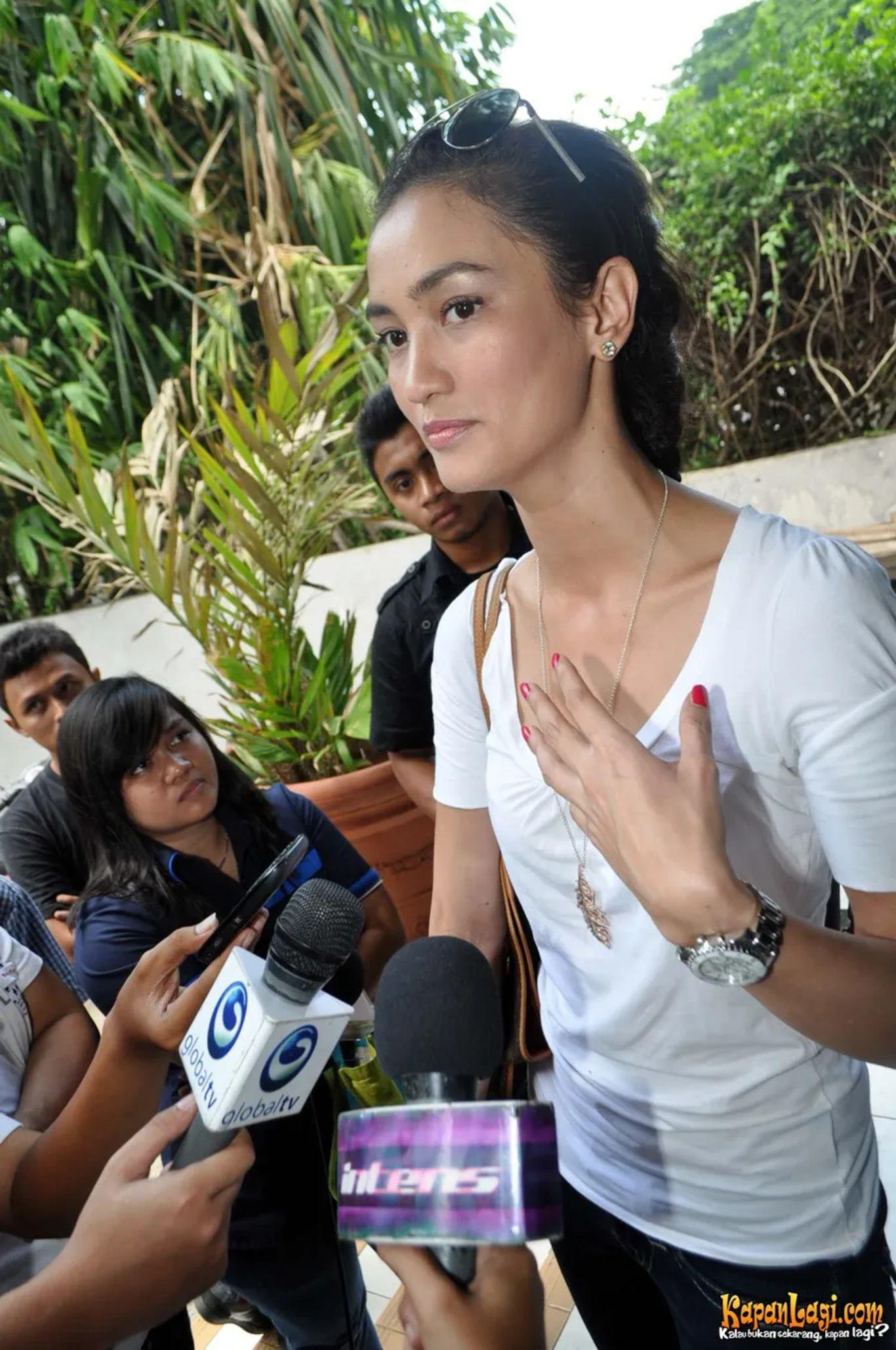 Jika Anda tidak melihat foto Atiqah Hasiholan, kemungkinan karena foto dengan nomor tersebut tidak tersedia di Kapanlagi.com™