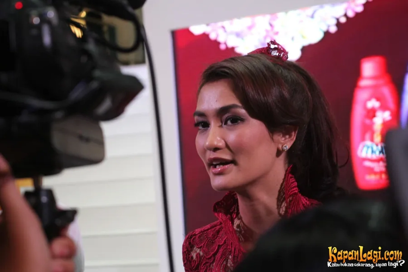 Jika Anda tidak melihat foto Atiqah Hasiholan, kemungkinan karena foto dengan nomor tersebut tidak tersedia di Kapanlagi.com™