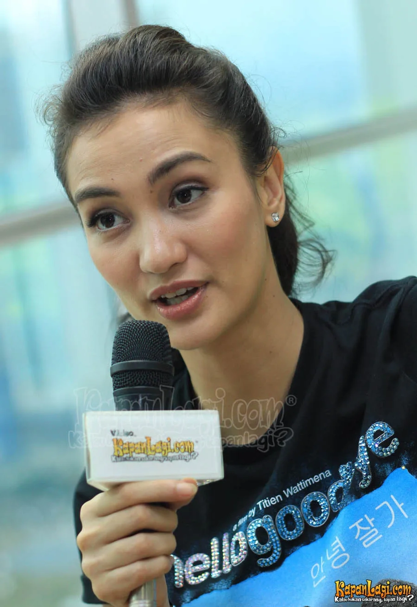 Jika Anda tidak melihat foto Atiqah Hasiholan, kemungkinan karena foto dengan nomor tersebut tidak tersedia di Kapanlagi.com™