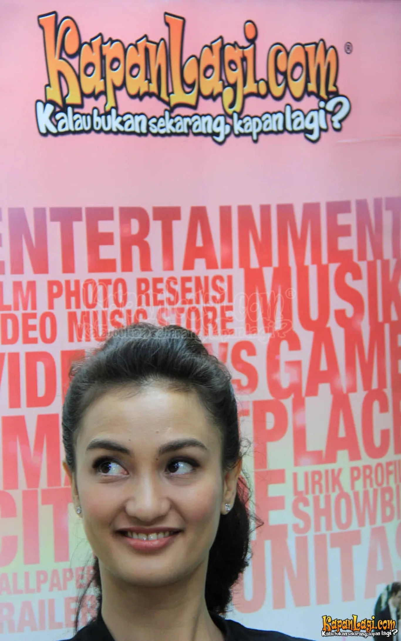 Jika Anda tidak melihat foto Atiqah Hasiholan, kemungkinan karena foto dengan nomor tersebut tidak tersedia di Kapanlagi.com™