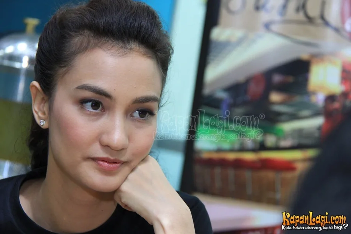 Jika Anda tidak melihat foto Atiqah Hasiholan, kemungkinan karena foto dengan nomor tersebut tidak tersedia di Kapanlagi.com™