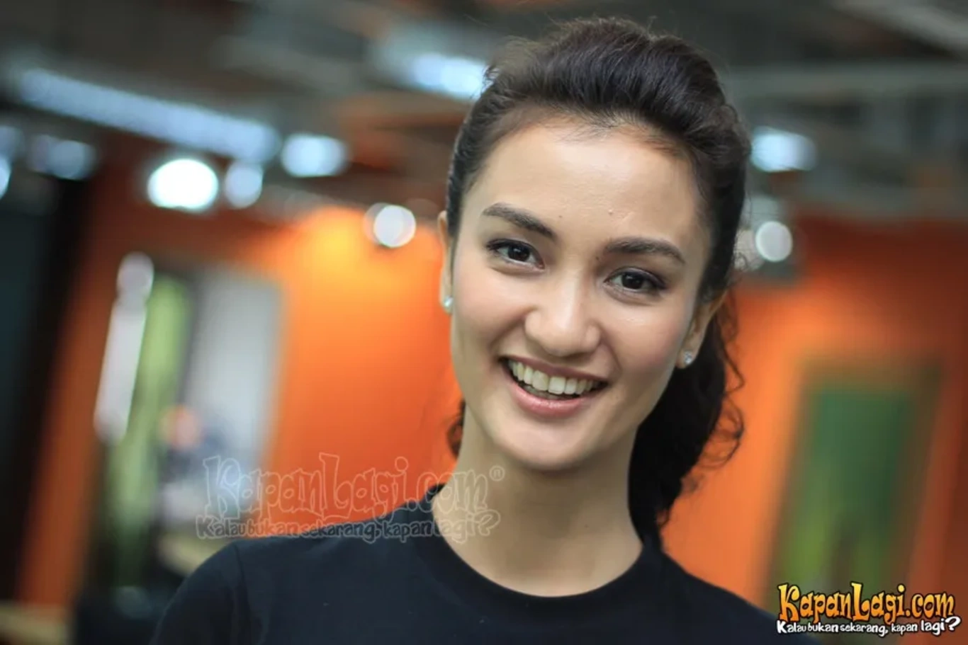 Jika Anda tidak melihat foto Atiqah Hasiholan, kemungkinan karena foto dengan nomor tersebut tidak tersedia di Kapanlagi.com™