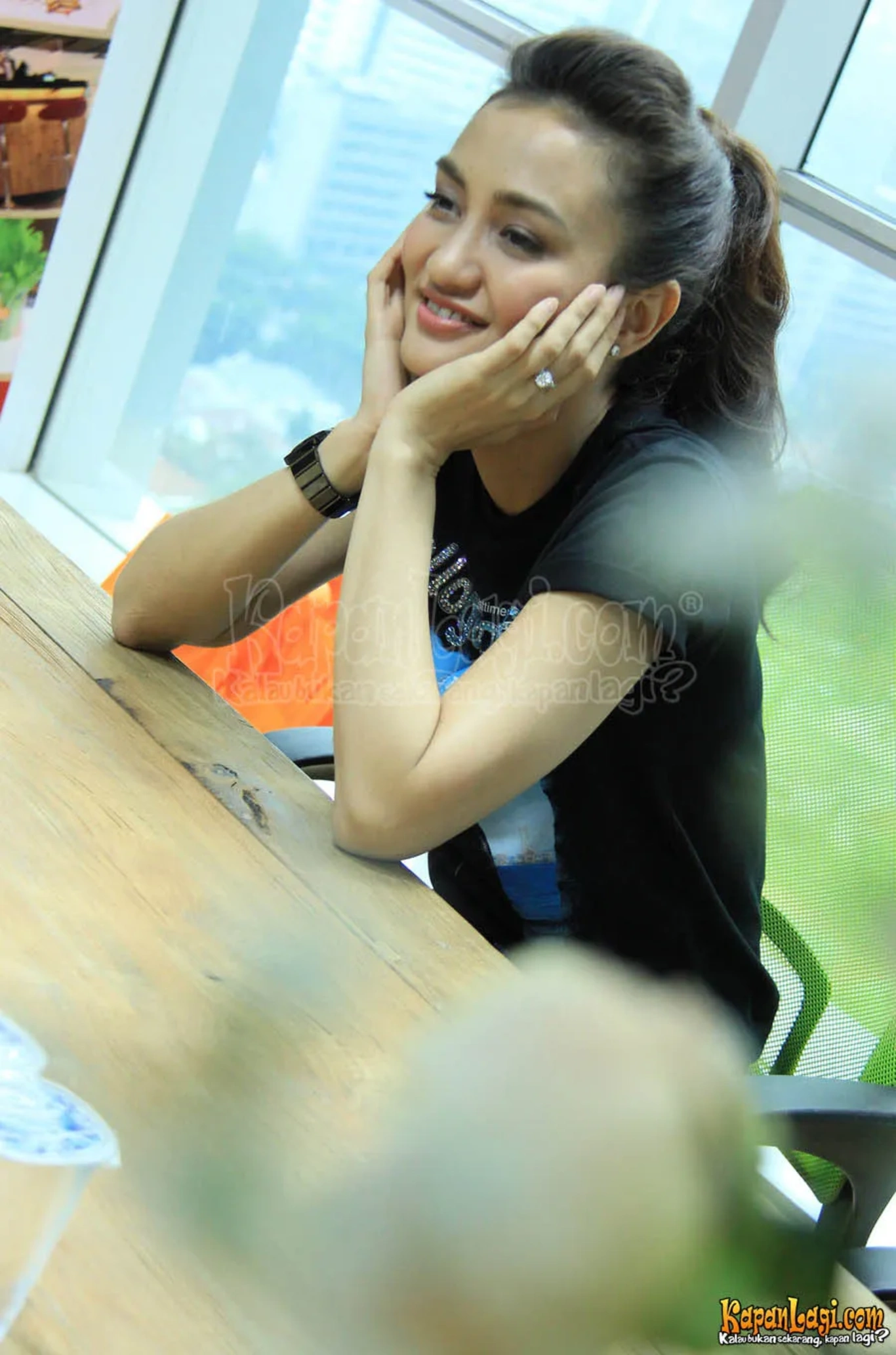 Jika Anda tidak melihat foto Atiqah Hasiholan, kemungkinan karena foto dengan nomor tersebut tidak tersedia di Kapanlagi.com™