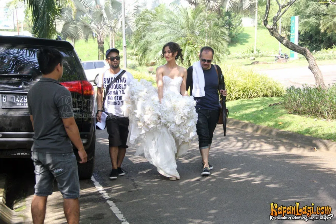 Jika Anda tidak melihat foto Atiqah Hasiholan, kemungkinan karena foto dengan nomor tersebut tidak tersedia di Kapanlagi.com™