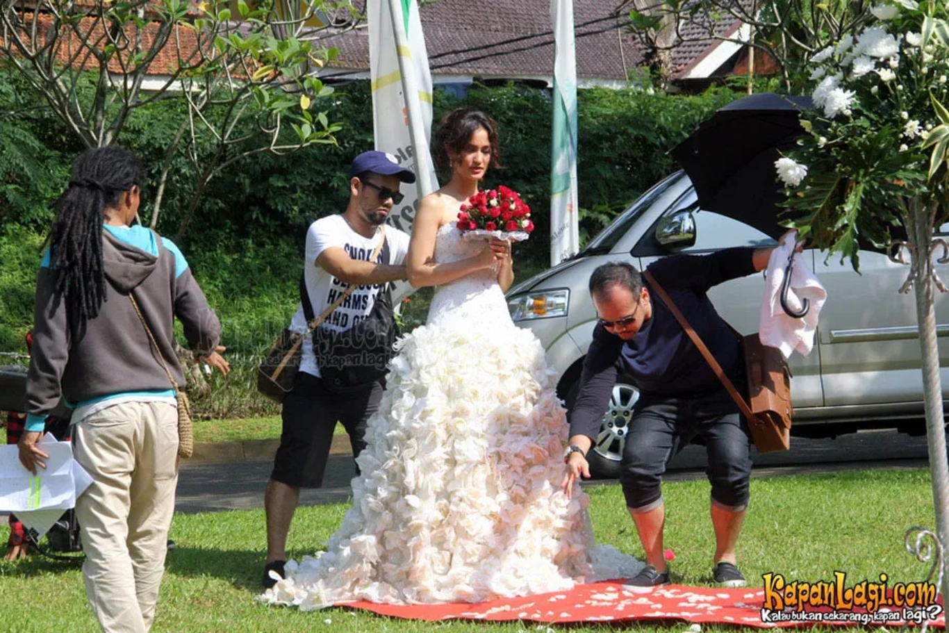 Jika Anda tidak melihat foto Atiqah Hasiholan, kemungkinan karena foto dengan nomor tersebut tidak tersedia di Kapanlagi.com™