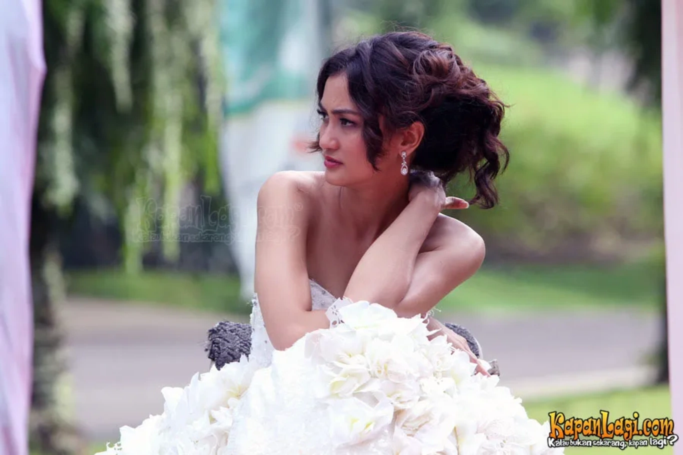 Jika Anda tidak melihat foto Atiqah Hasiholan, kemungkinan karena foto dengan nomor tersebut tidak tersedia di Kapanlagi.com™