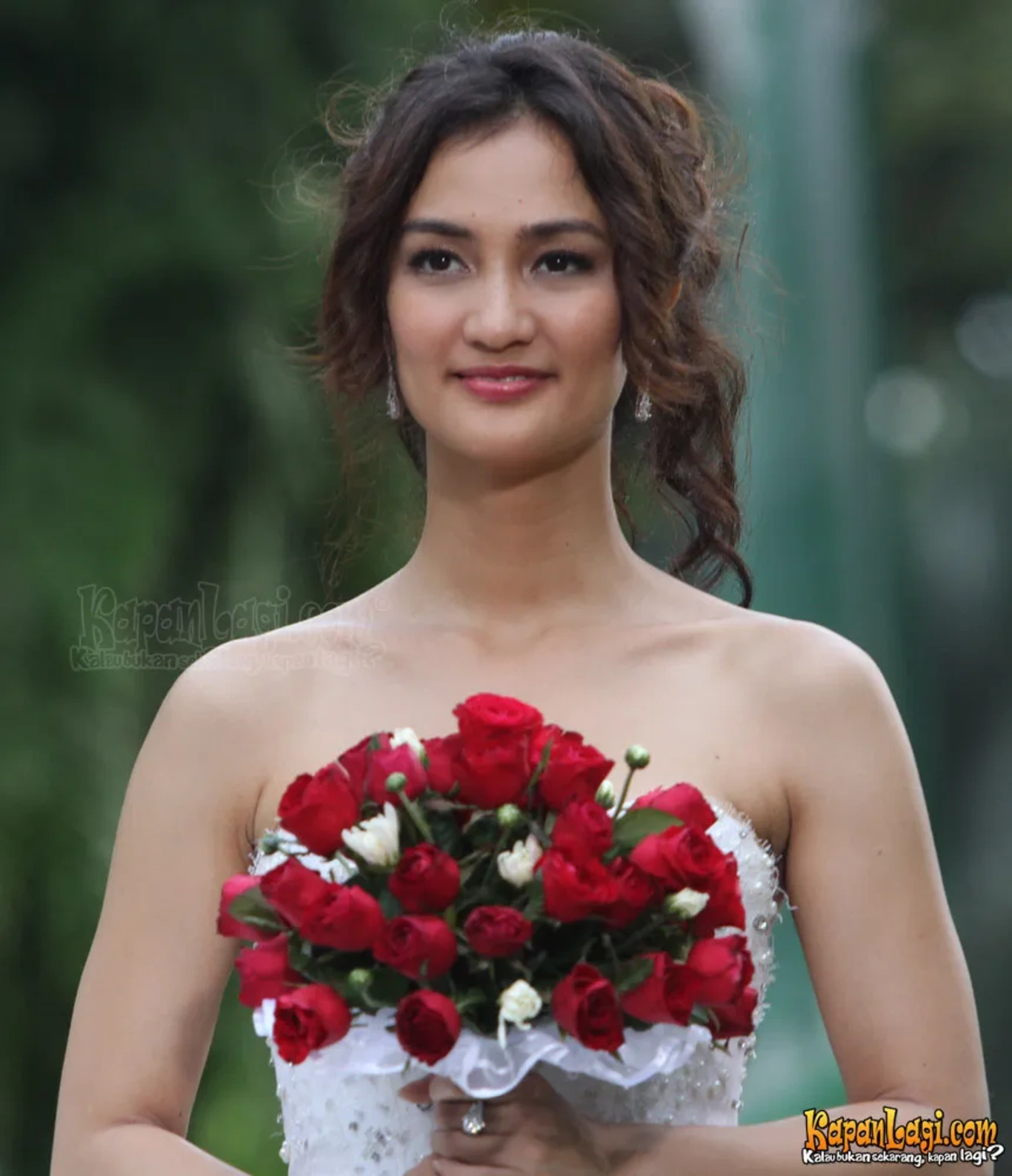 Jika Anda tidak melihat foto Atiqah Hasiholan, kemungkinan karena foto dengan nomor tersebut tidak tersedia di Kapanlagi.com™