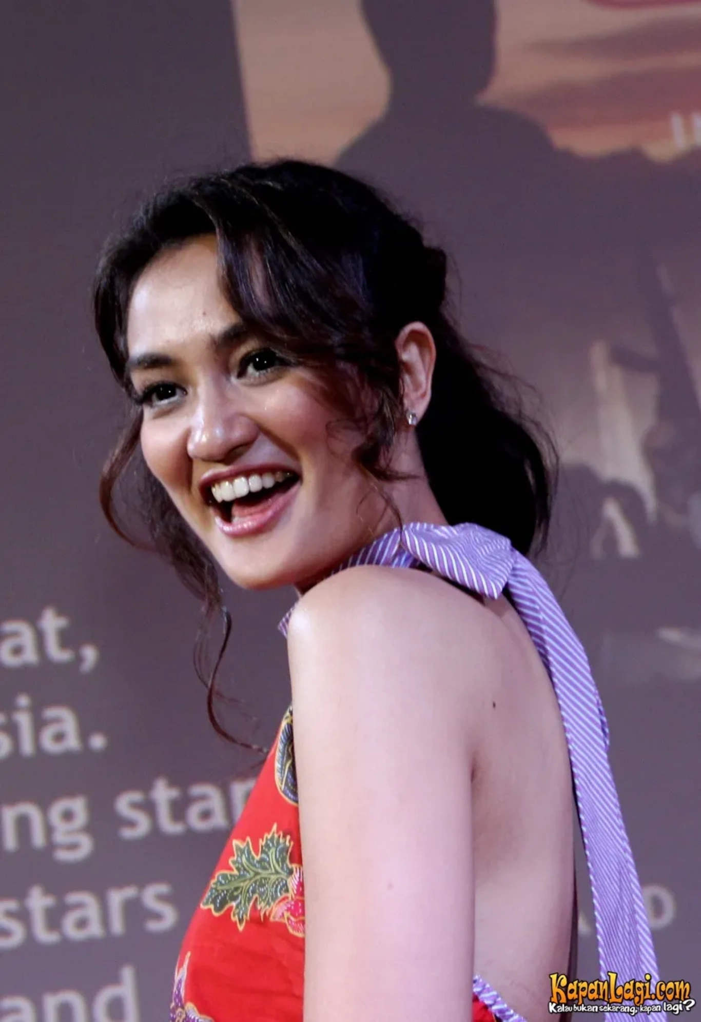 Jika Anda tidak melihat foto Atiqah Hasiholan, kemungkinan karena foto dengan nomor tersebut tidak tersedia di Kapanlagi.com™