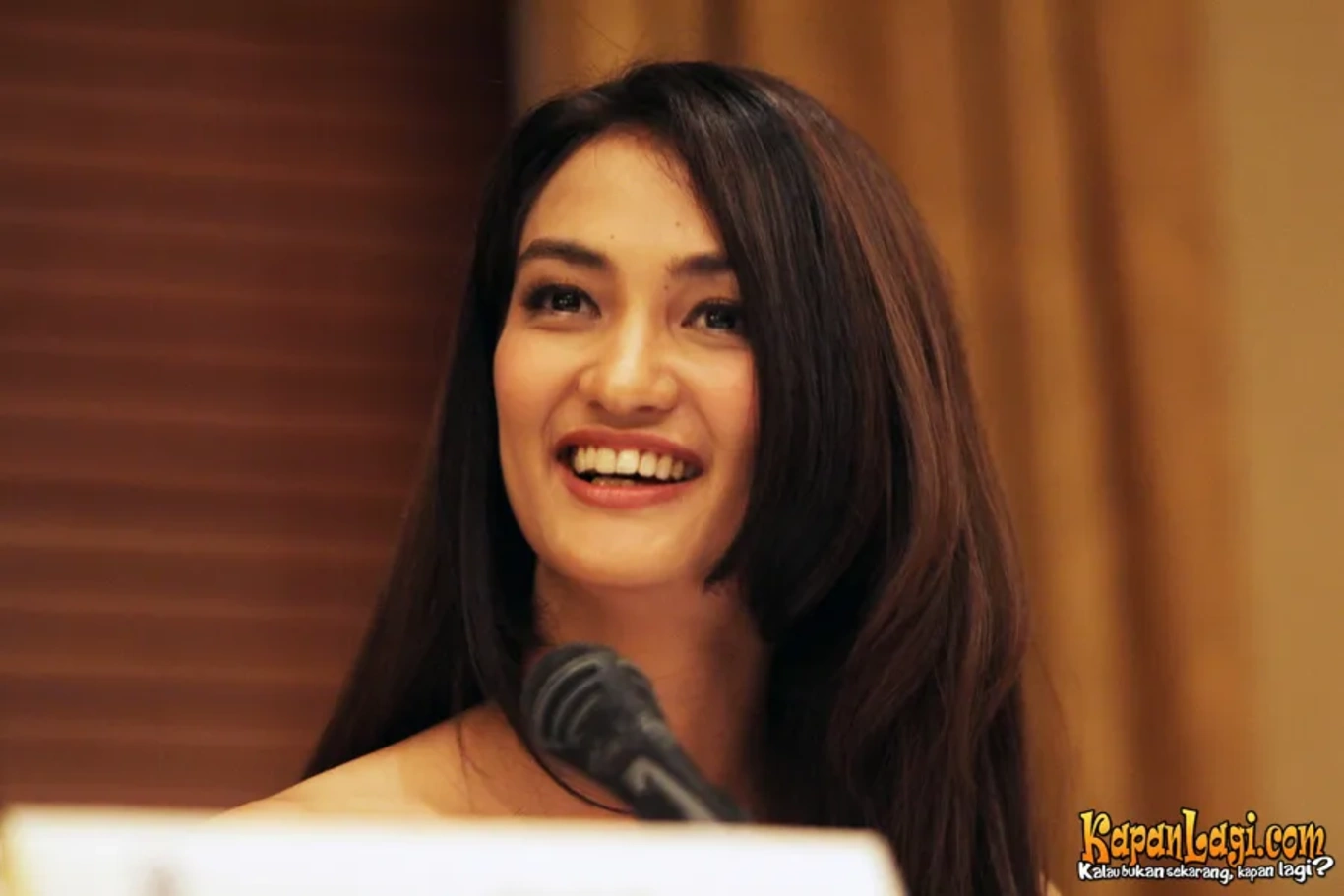 Jika Anda tidak melihat foto Atiqah Hasiholan, kemungkinan karena foto dengan nomor tersebut tidak tersedia di Kapanlagi.com™
