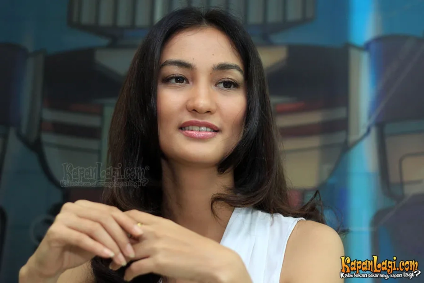 Jika Anda tidak melihat foto Atiqah Hasiholan, kemungkinan karena foto dengan nomor tersebut tidak tersedia di Kapanlagi.com™