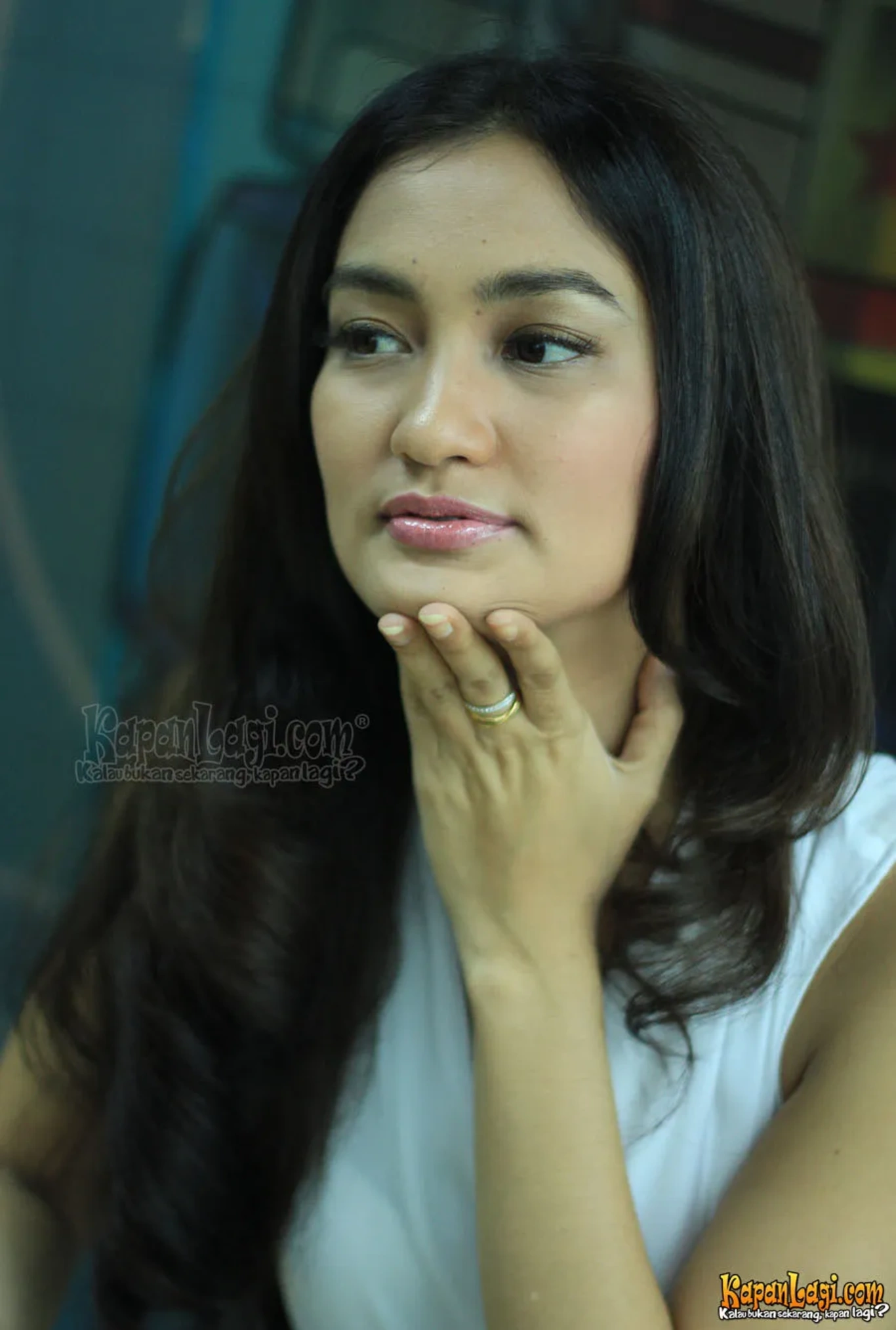 Jika Anda tidak melihat foto Atiqah Hasiholan, kemungkinan karena foto dengan nomor tersebut tidak tersedia di Kapanlagi.com™