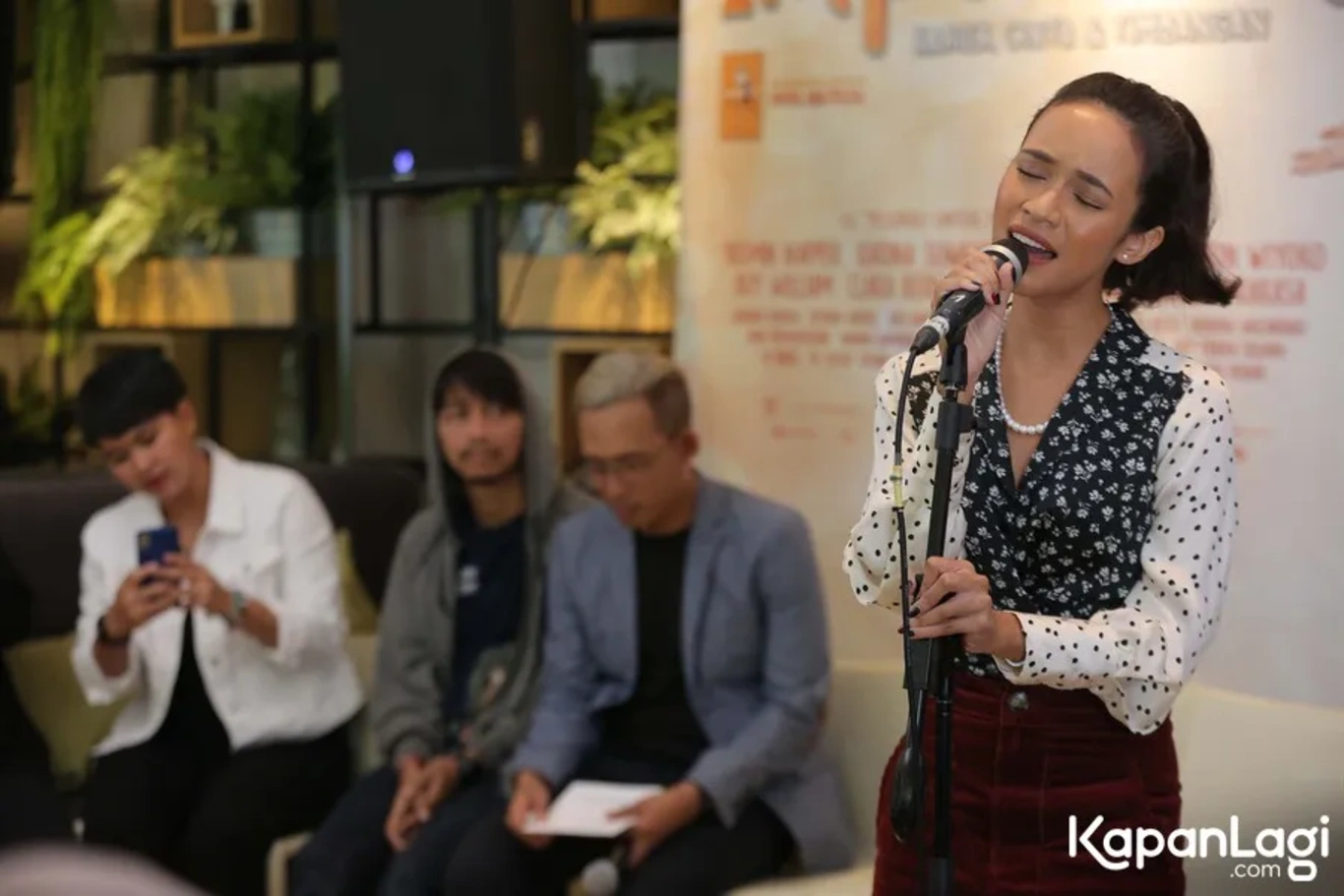 Jika Anda tidak melihat foto Audrey Tapiheru, kemungkinan karena foto dengan nomor tersebut tidak tersedia di Kapanlagi.com™