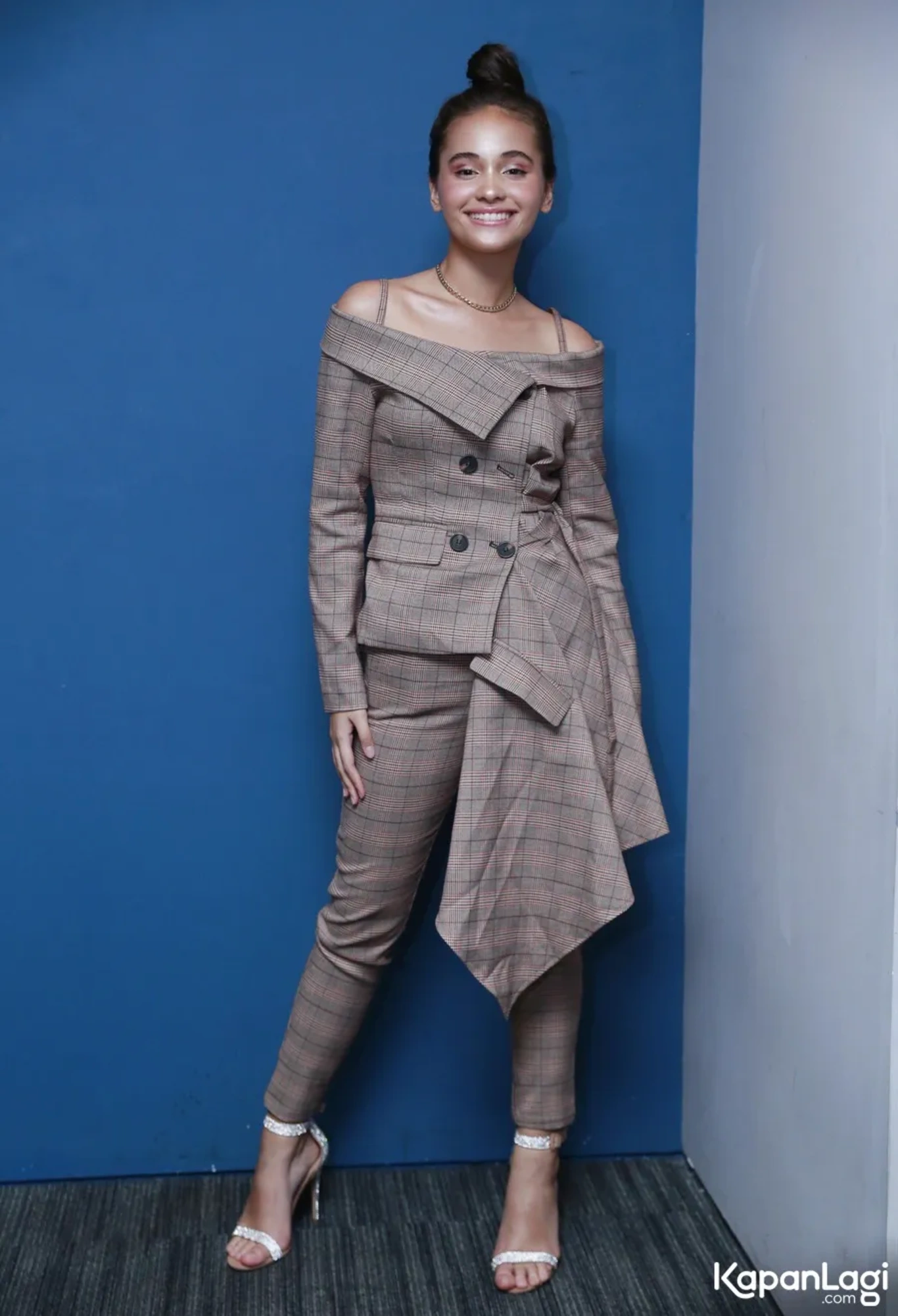 Jika Anda tidak melihat foto Aurora, kemungkinan karena foto dengan nomor tersebut tidak tersedia di Kapanlagi.com™