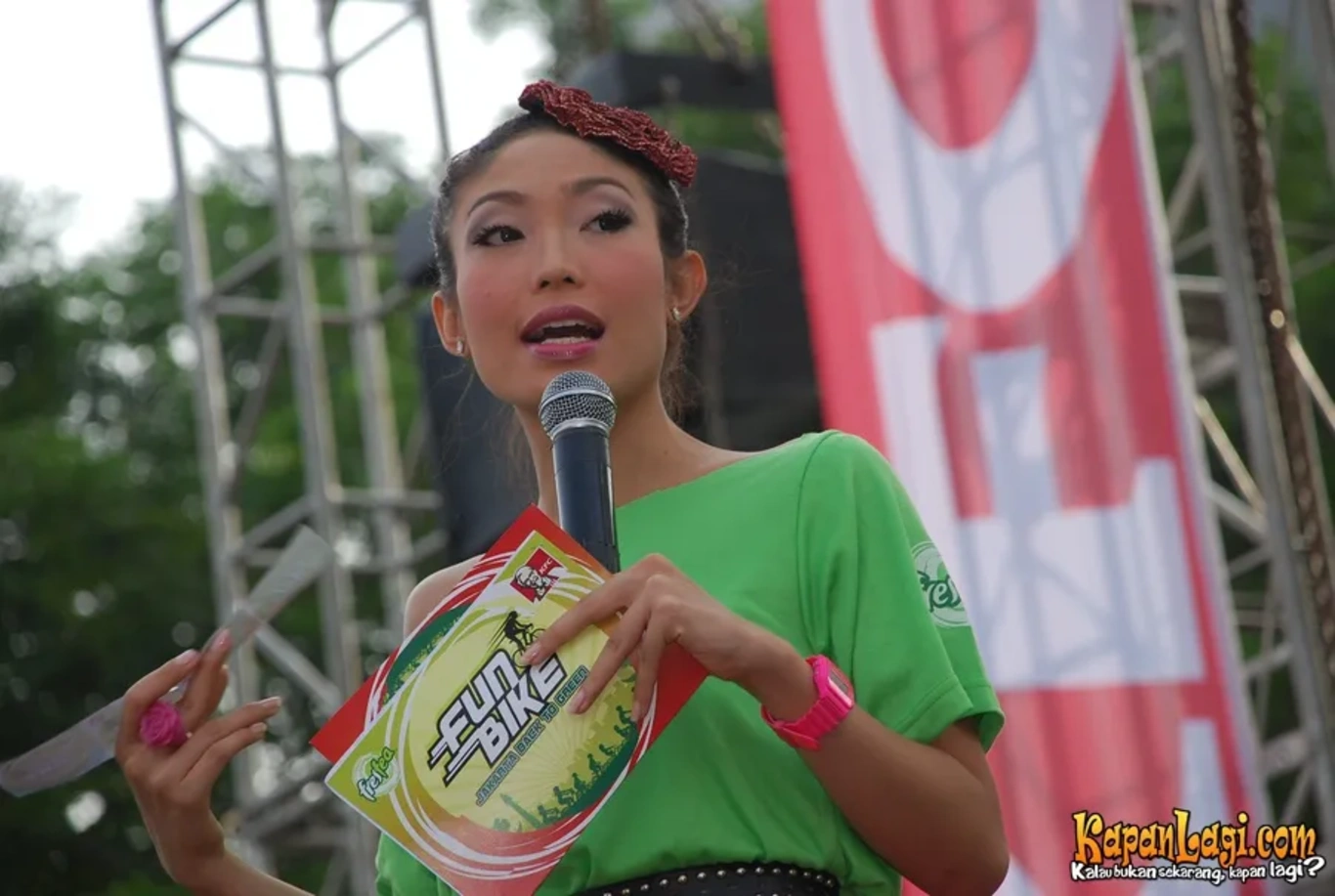 Jika Anda tidak melihat foto Ayu Dewi, kemungkinan karena foto dengan nomor tersebut tidak tersedia di Kapanlagi.com™
