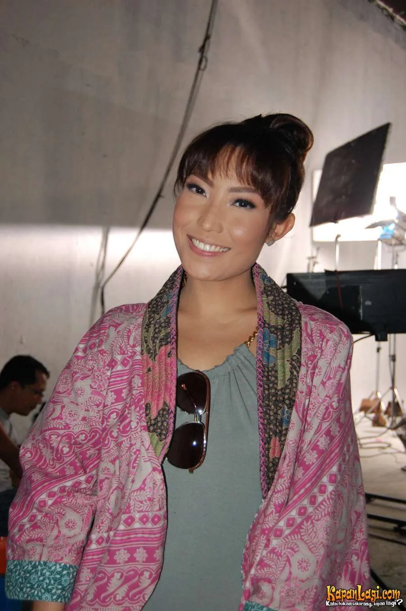 Jika Anda tidak melihat foto Ayu Dewi, kemungkinan karena foto dengan nomor tersebut tidak tersedia di Kapanlagi.com™