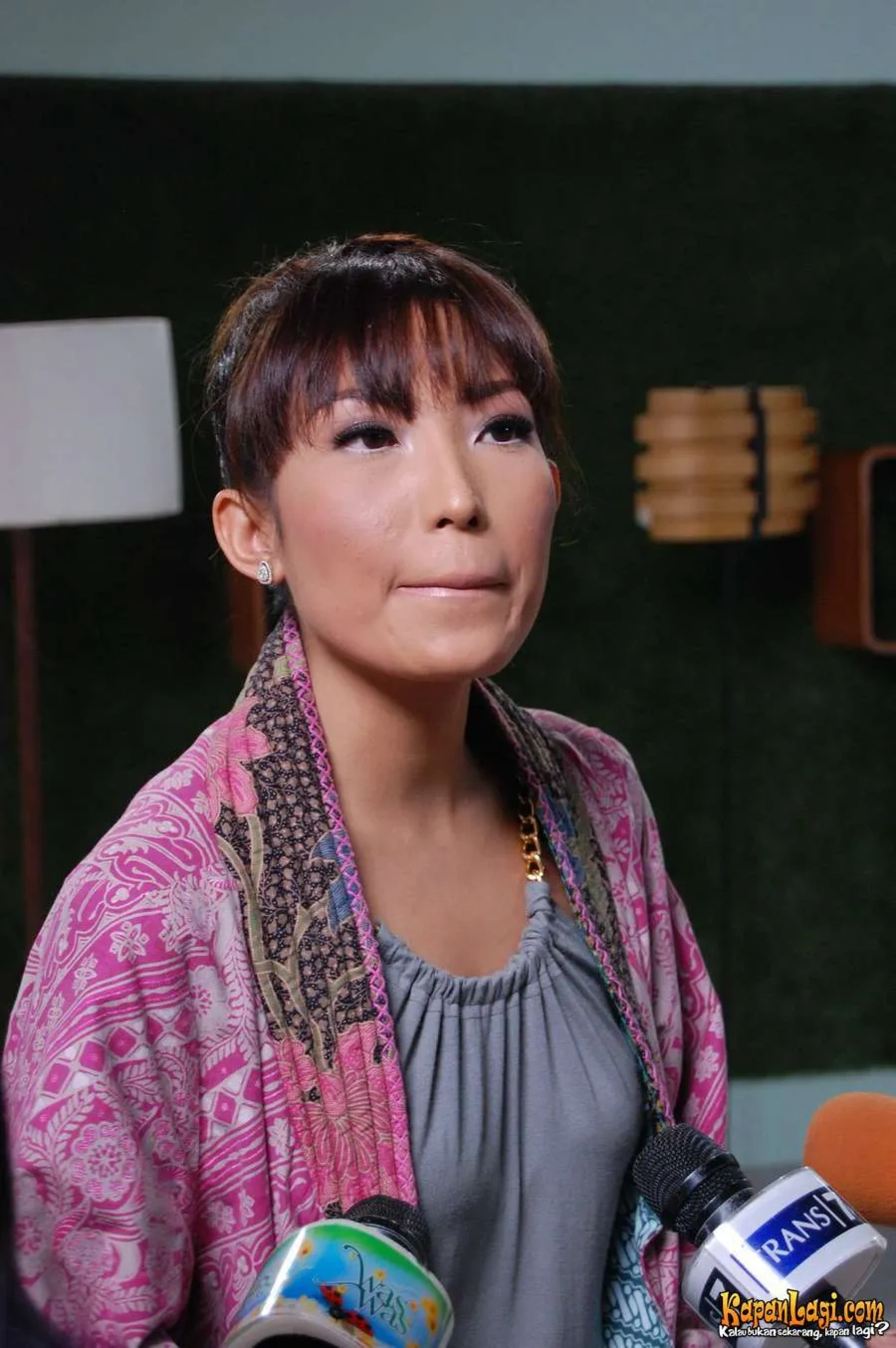 Jika Anda tidak melihat foto Ayu Dewi, kemungkinan karena foto dengan nomor tersebut tidak tersedia di Kapanlagi.com™