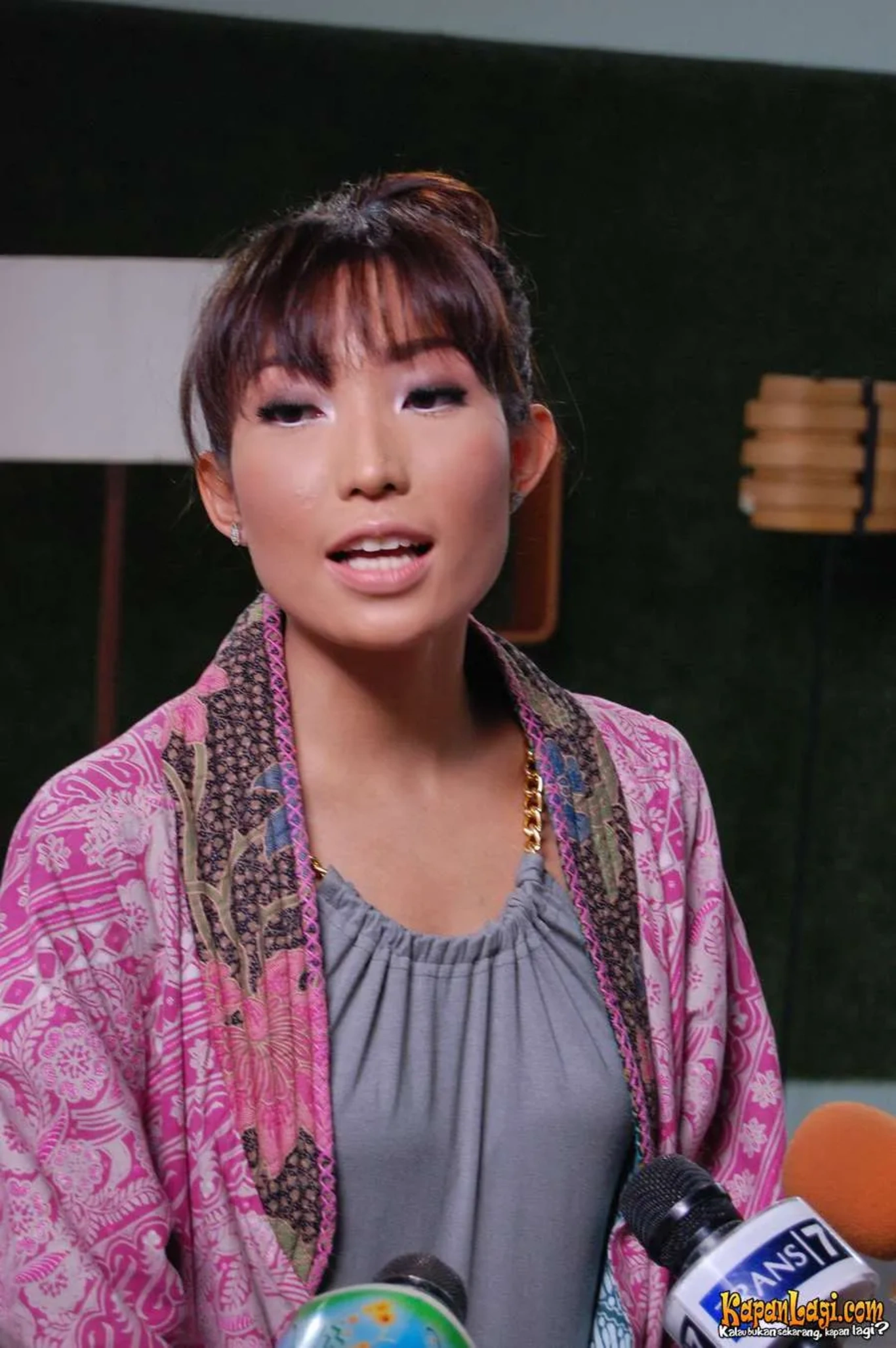 Jika Anda tidak melihat foto Ayu Dewi, kemungkinan karena foto dengan nomor tersebut tidak tersedia di Kapanlagi.com™