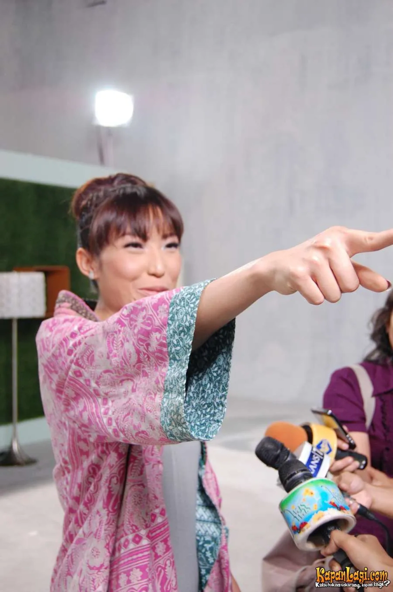 Jika Anda tidak melihat foto Ayu Dewi, kemungkinan karena foto dengan nomor tersebut tidak tersedia di Kapanlagi.com™