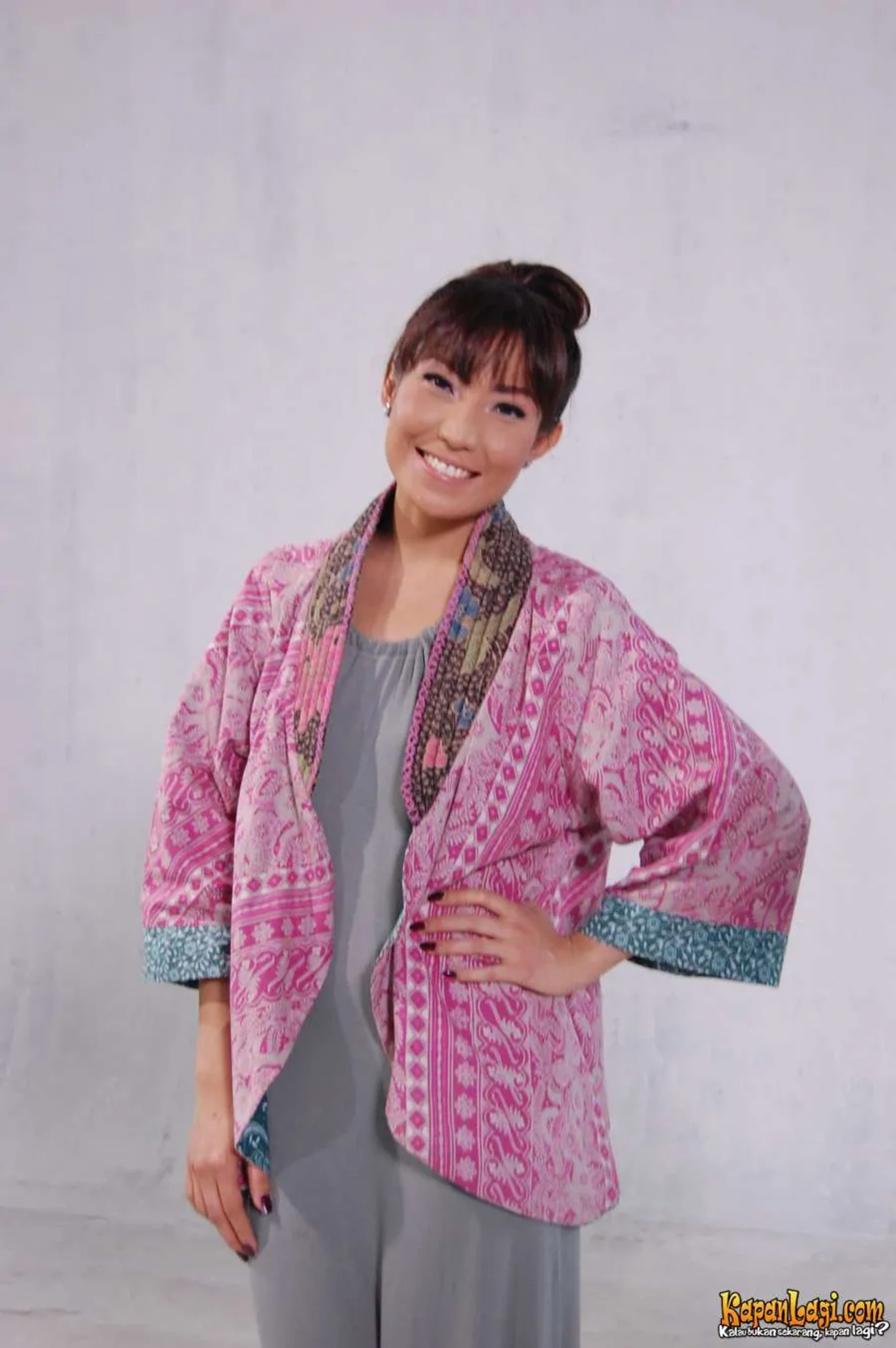 Jika Anda tidak melihat foto Ayu Dewi, kemungkinan karena foto dengan nomor tersebut tidak tersedia di Kapanlagi.com™