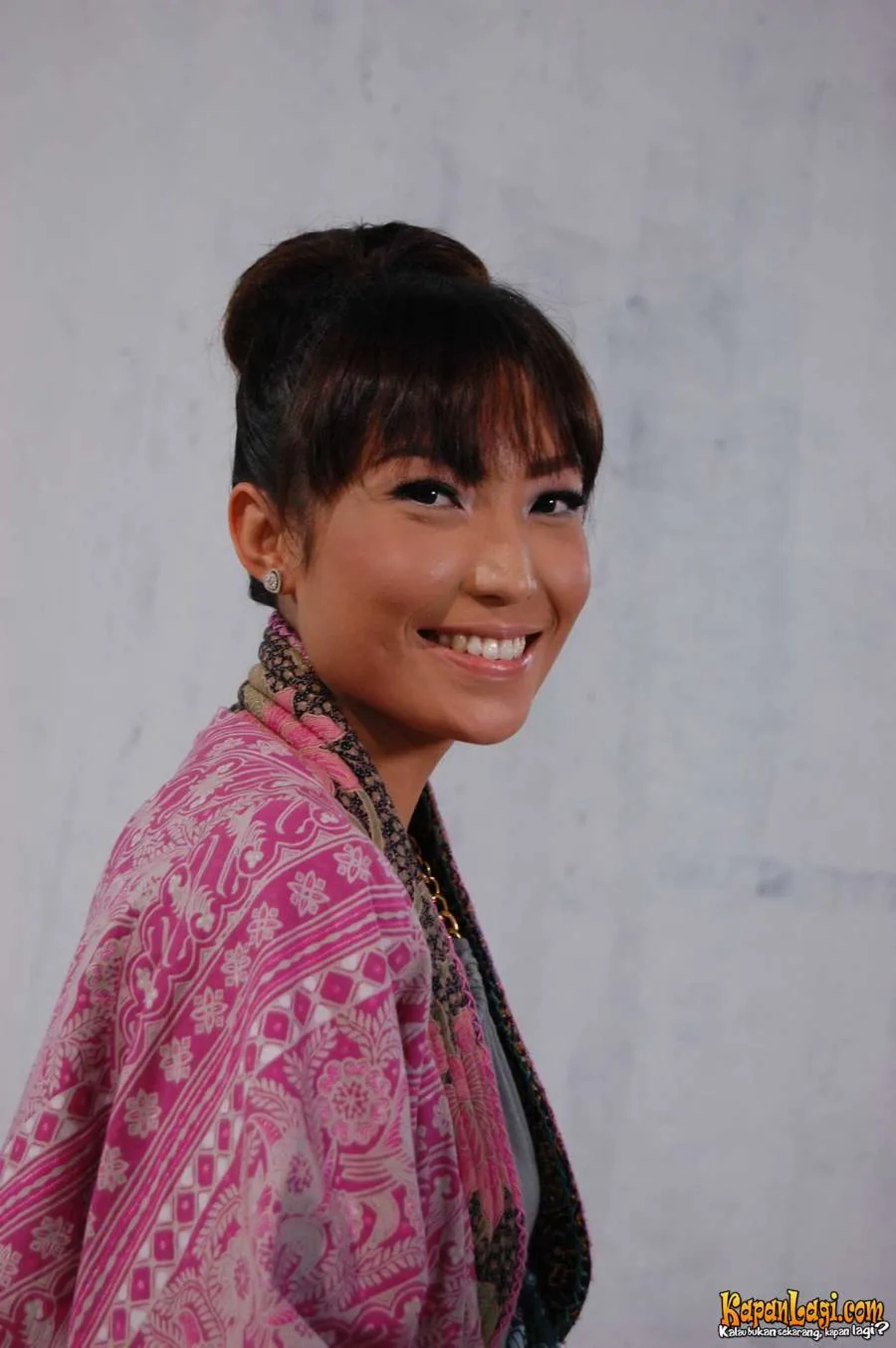 Jika Anda tidak melihat foto Ayu Dewi, kemungkinan karena foto dengan nomor tersebut tidak tersedia di Kapanlagi.com™