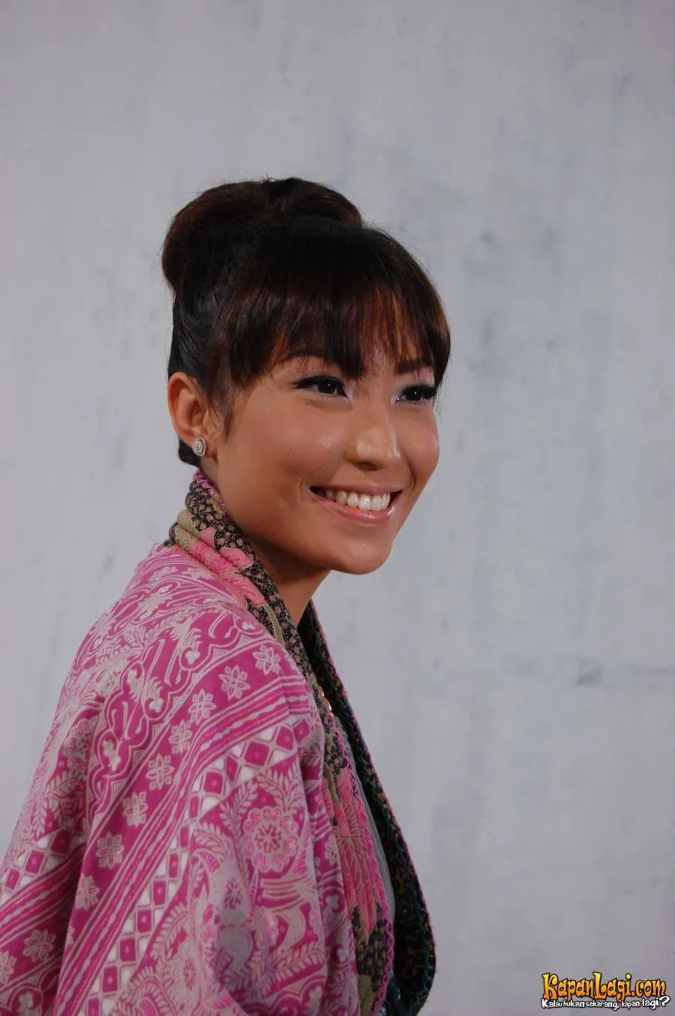 Jika Anda tidak melihat foto Ayu Dewi, kemungkinan karena foto dengan nomor tersebut tidak tersedia di Kapanlagi.com™