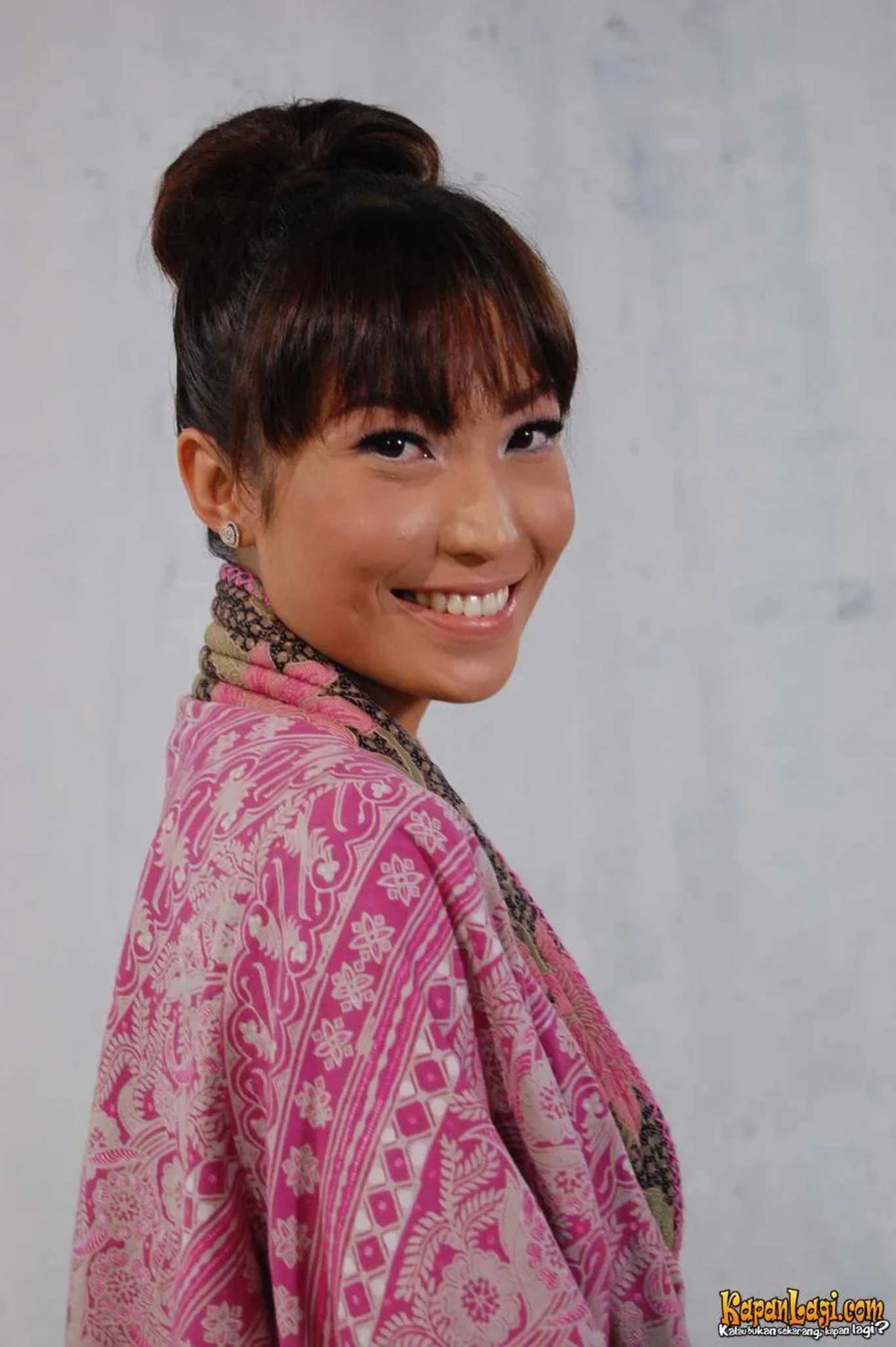 Jika Anda tidak melihat foto Ayu Dewi, kemungkinan karena foto dengan nomor tersebut tidak tersedia di Kapanlagi.com™