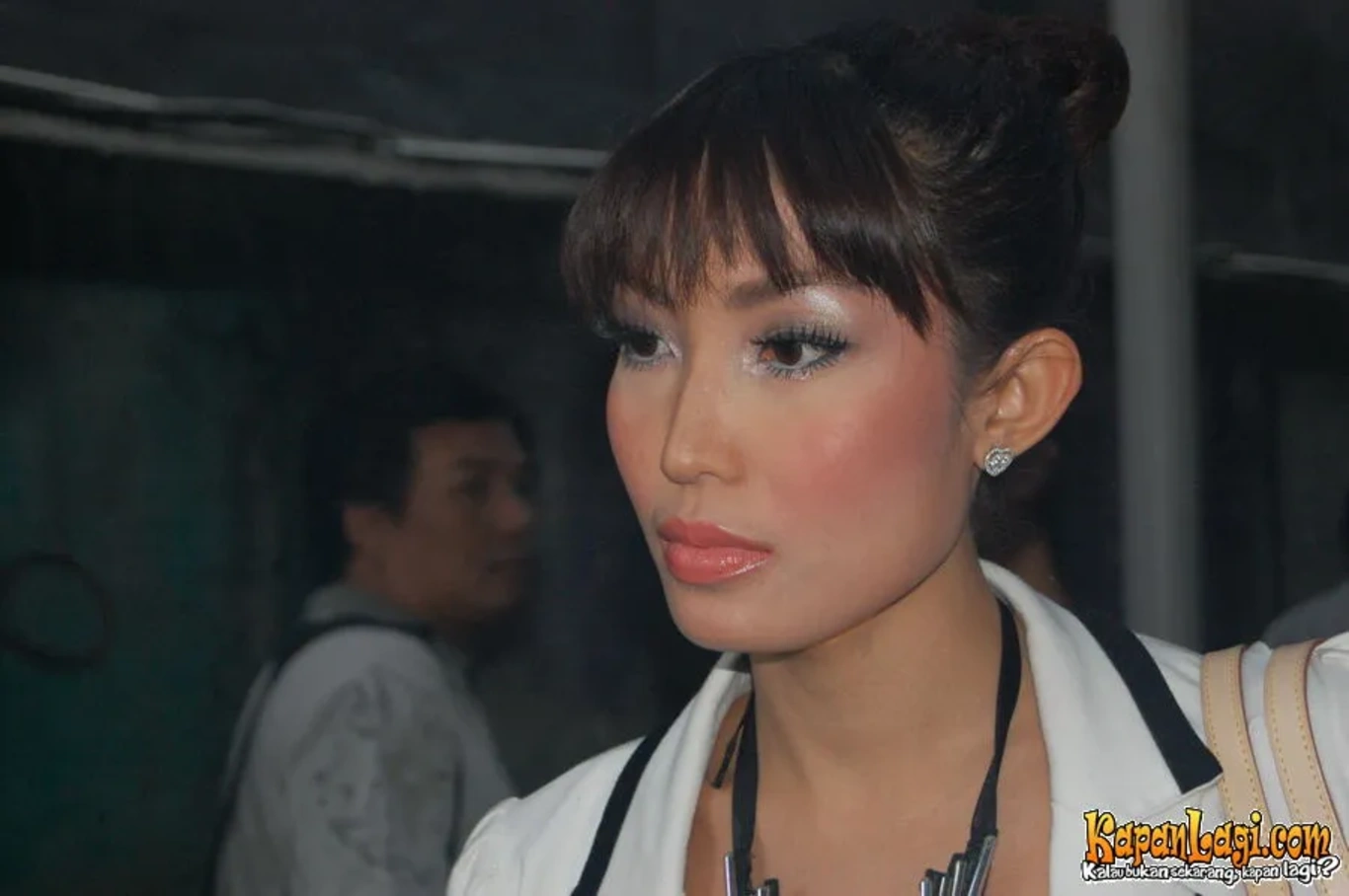 Jika Anda tidak melihat foto Ayu Dewi, kemungkinan karena foto dengan nomor tersebut tidak tersedia di Kapanlagi.com™