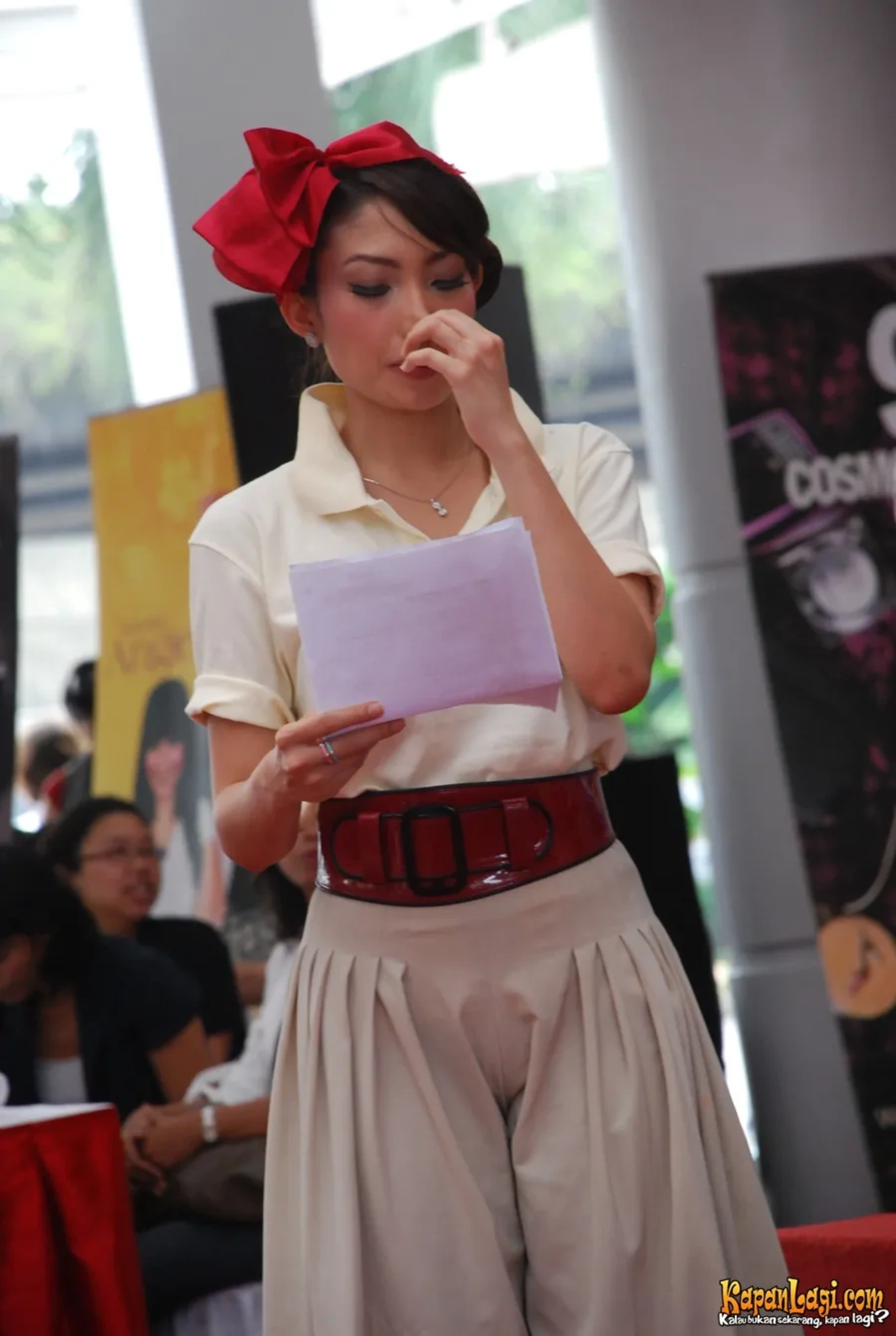 Jika Anda tidak melihat foto Ayu Dewi, kemungkinan karena foto dengan nomor tersebut tidak tersedia di Kapanlagi.com™