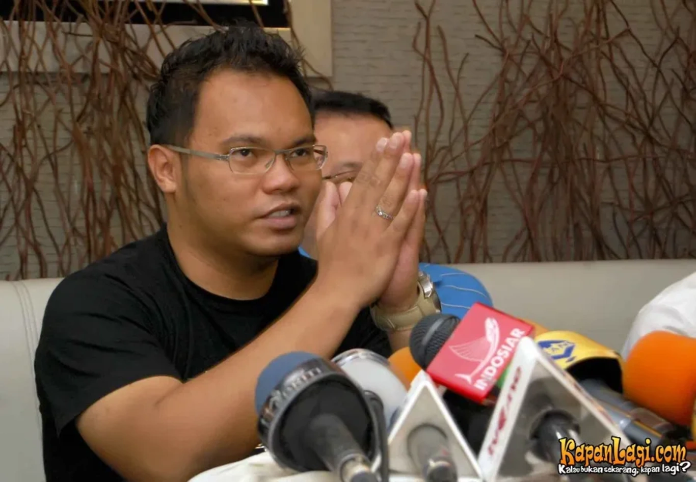 Jika Anda tidak melihat foto Badai Kerispatih, kemungkinan karena foto dengan nomor tersebut tidak tersedia di Kapanlagi.com™