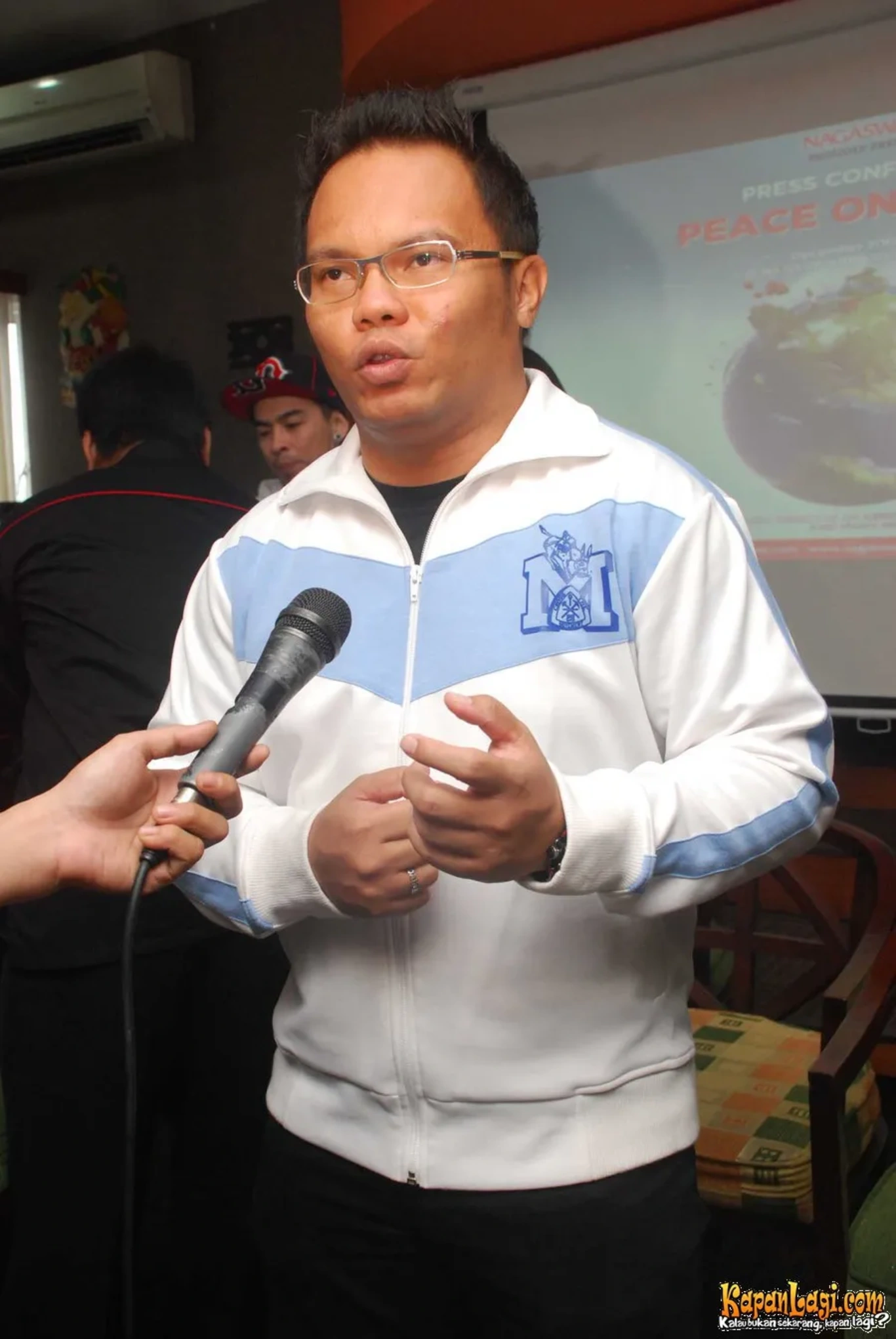 Jika Anda tidak melihat foto Badai Kerispatih, kemungkinan karena foto dengan nomor tersebut tidak tersedia di Kapanlagi.com™