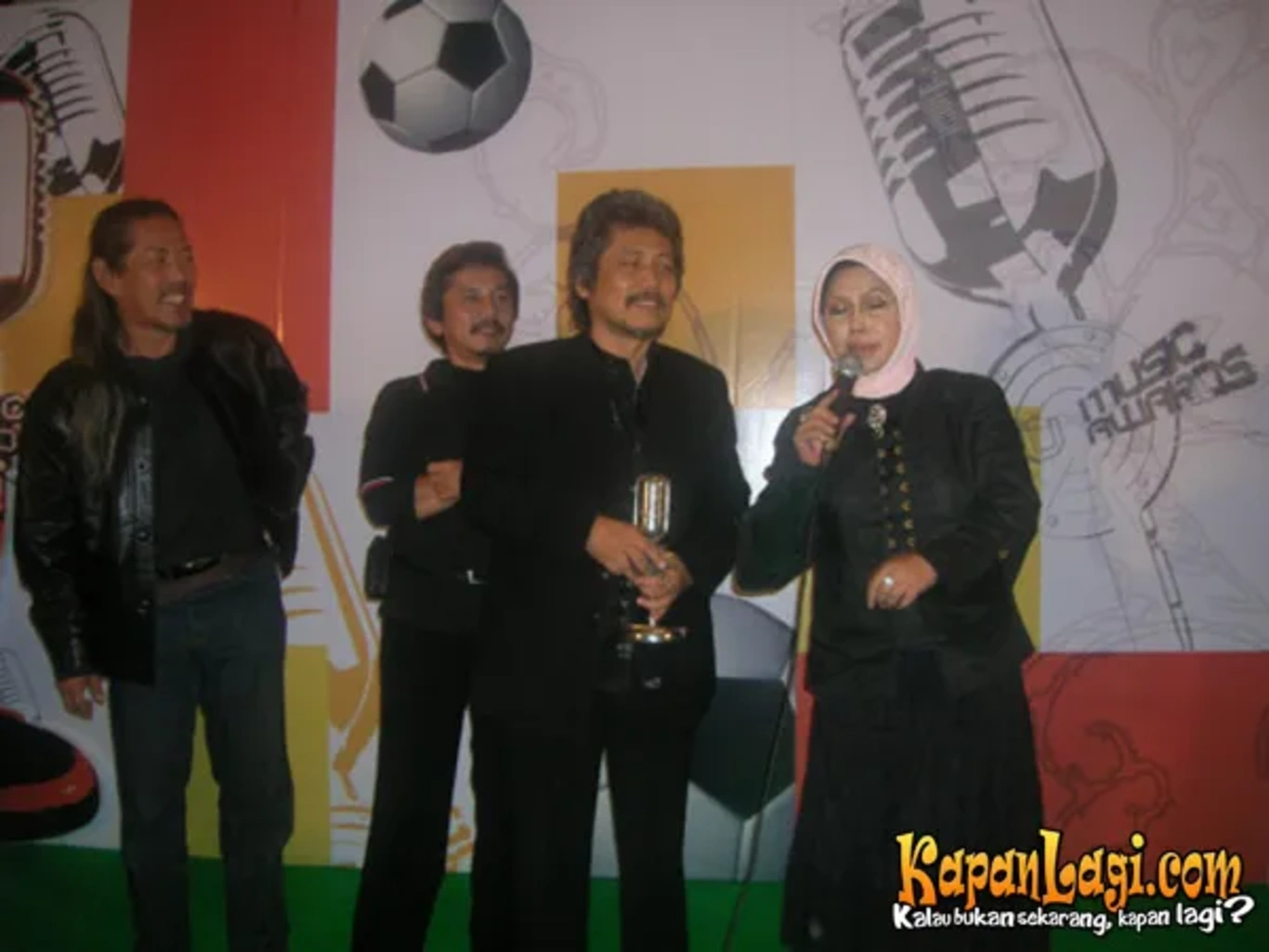 Jika Anda tidak melihat foto Bimbo, kemungkinan karena foto dengan nomor tersebut tidak tersedia di Kapanlagi.com™