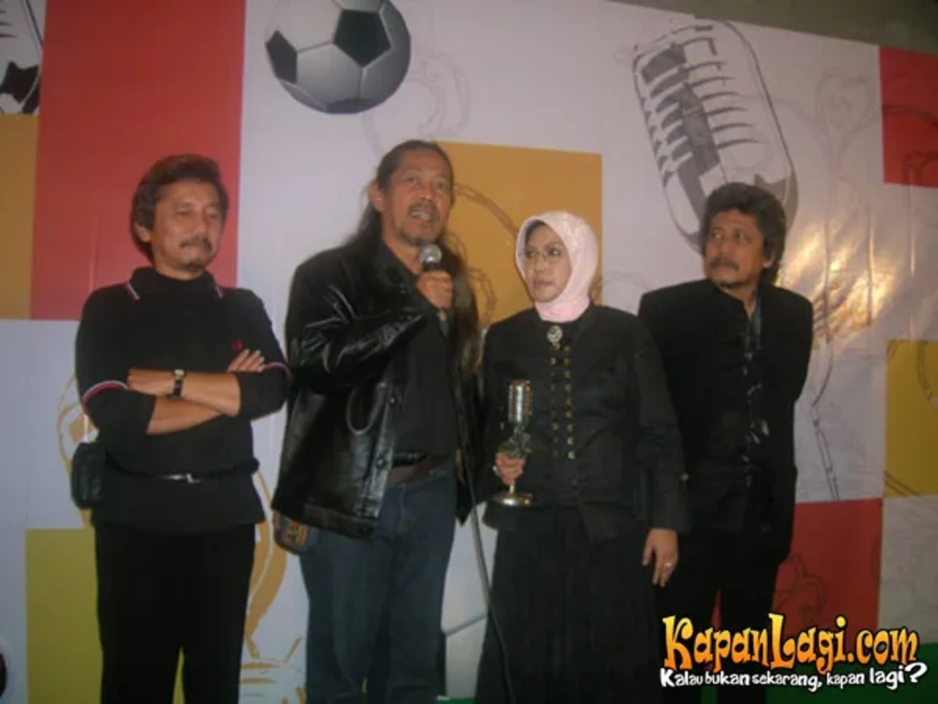 Jika Anda tidak melihat foto Bimbo, kemungkinan karena foto dengan nomor tersebut tidak tersedia di Kapanlagi.com™