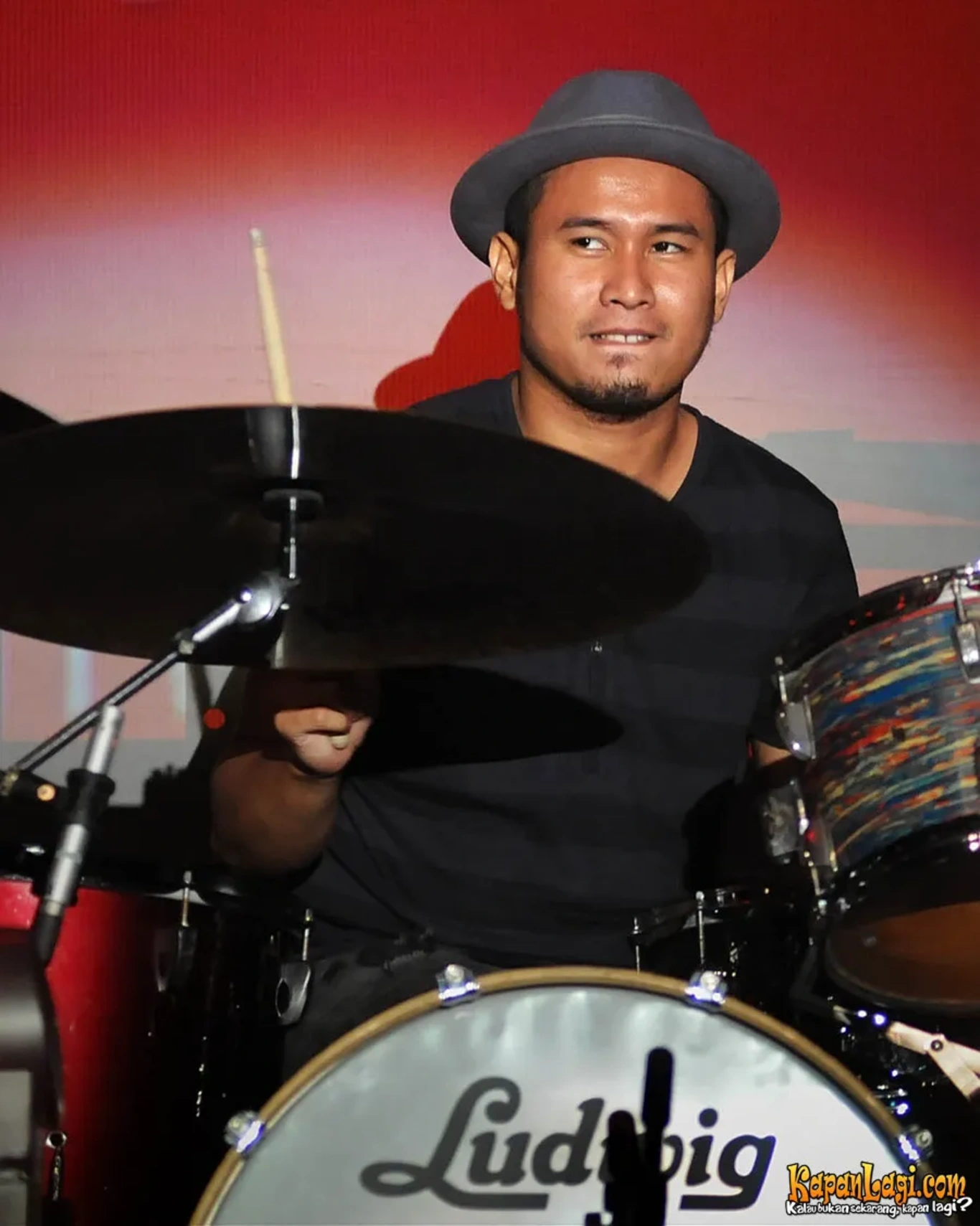 Jika Anda tidak melihat foto Bowie Gugun Blues Shelter, kemungkinan karena foto dengan nomor tersebut tidak tersedia di Kapanlagi.com™