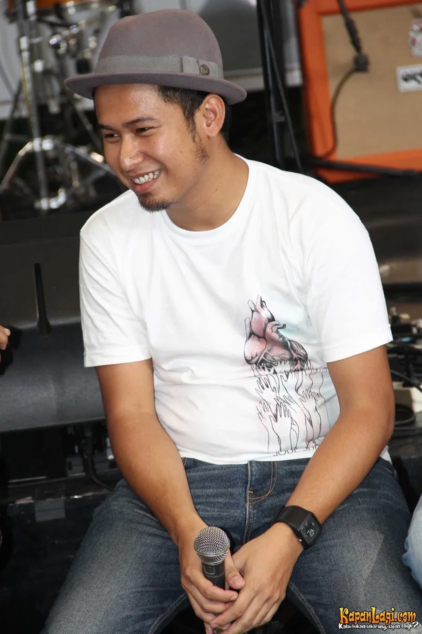 Jika Anda tidak melihat foto Bowie Gugun Blues Shelter, kemungkinan karena foto dengan nomor tersebut tidak tersedia di Kapanlagi.com™