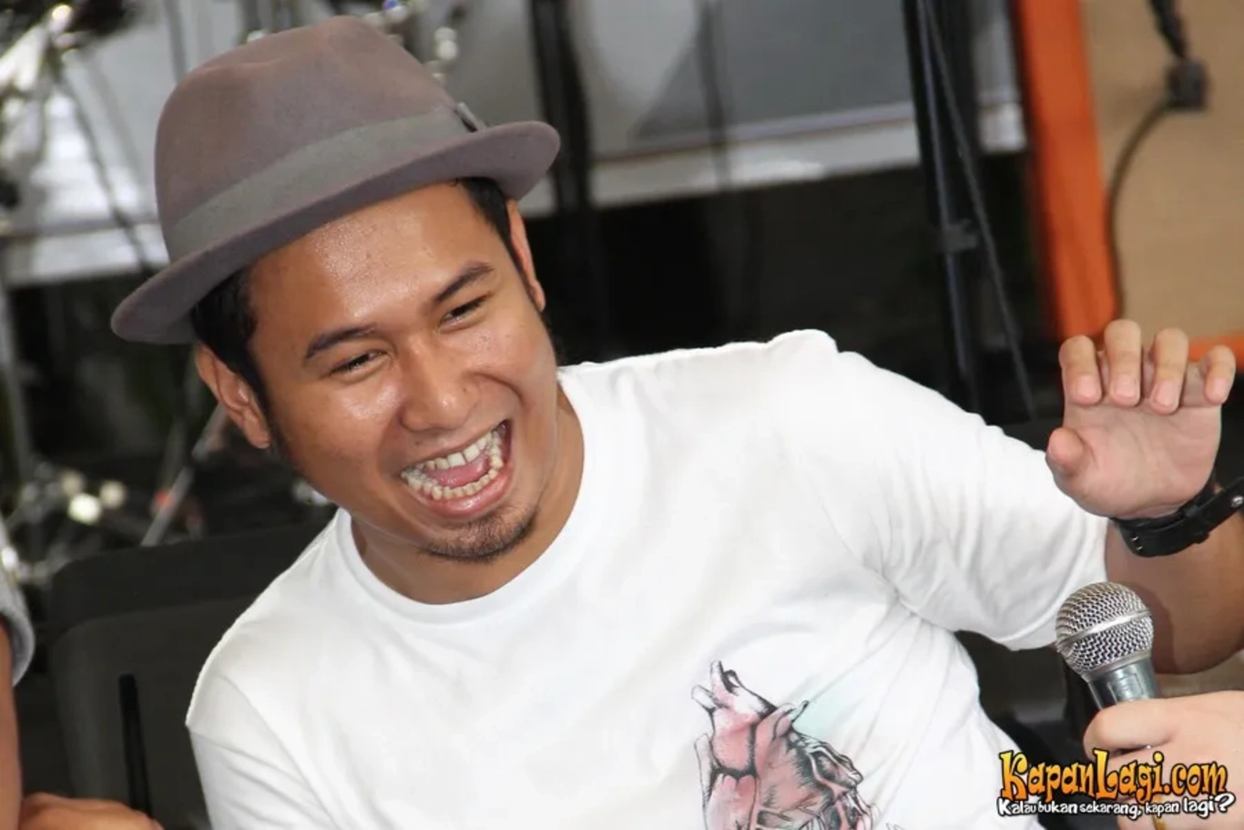 Jika Anda tidak melihat foto Bowie Gugun Blues Shelter, kemungkinan karena foto dengan nomor tersebut tidak tersedia di Kapanlagi.com™