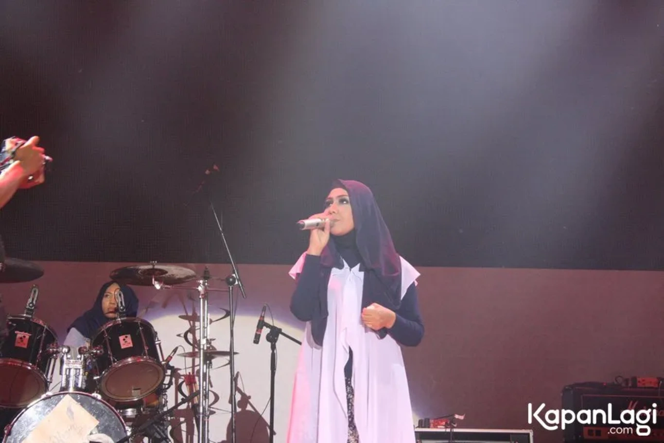 Jika Anda tidak melihat foto Budhila, kemungkinan karena foto dengan nomor tersebut tidak tersedia di Kapanlagi.com™