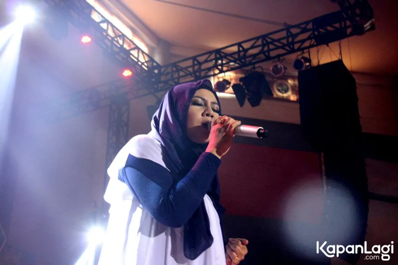 Jika Anda tidak melihat foto Budhila, kemungkinan karena foto dengan nomor tersebut tidak tersedia di Kapanlagi.com™