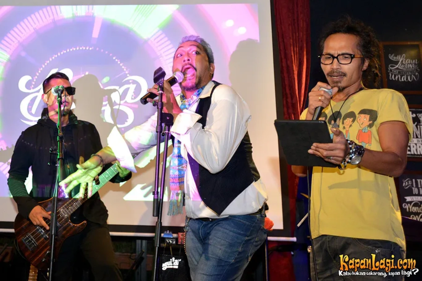 Jika Anda tidak melihat foto Bunga Band, kemungkinan karena foto dengan nomor tersebut tidak tersedia di Kapanlagi.com™