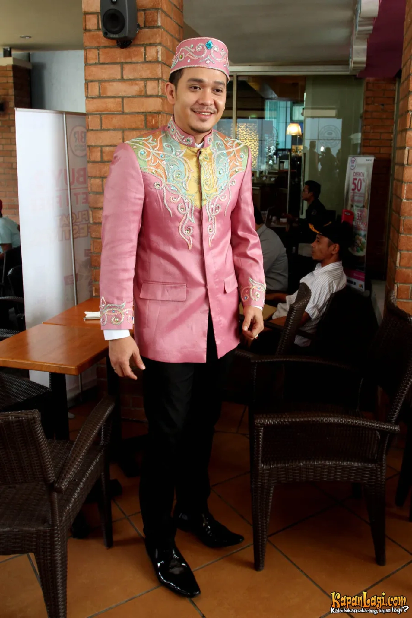 Jika Anda tidak melihat foto Fadlan, kemungkinan karena foto dengan nomor tersebut tidak tersedia di Kapanlagi.com™