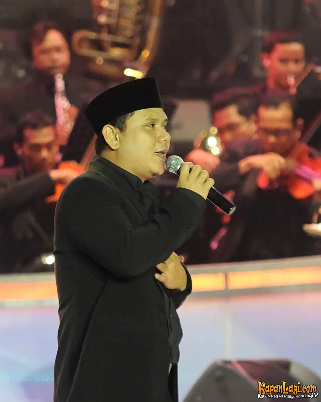 Jika Anda tidak melihat foto Fadly Padi, kemungkinan karena foto dengan nomor tersebut tidak tersedia di Kapanlagi.com™