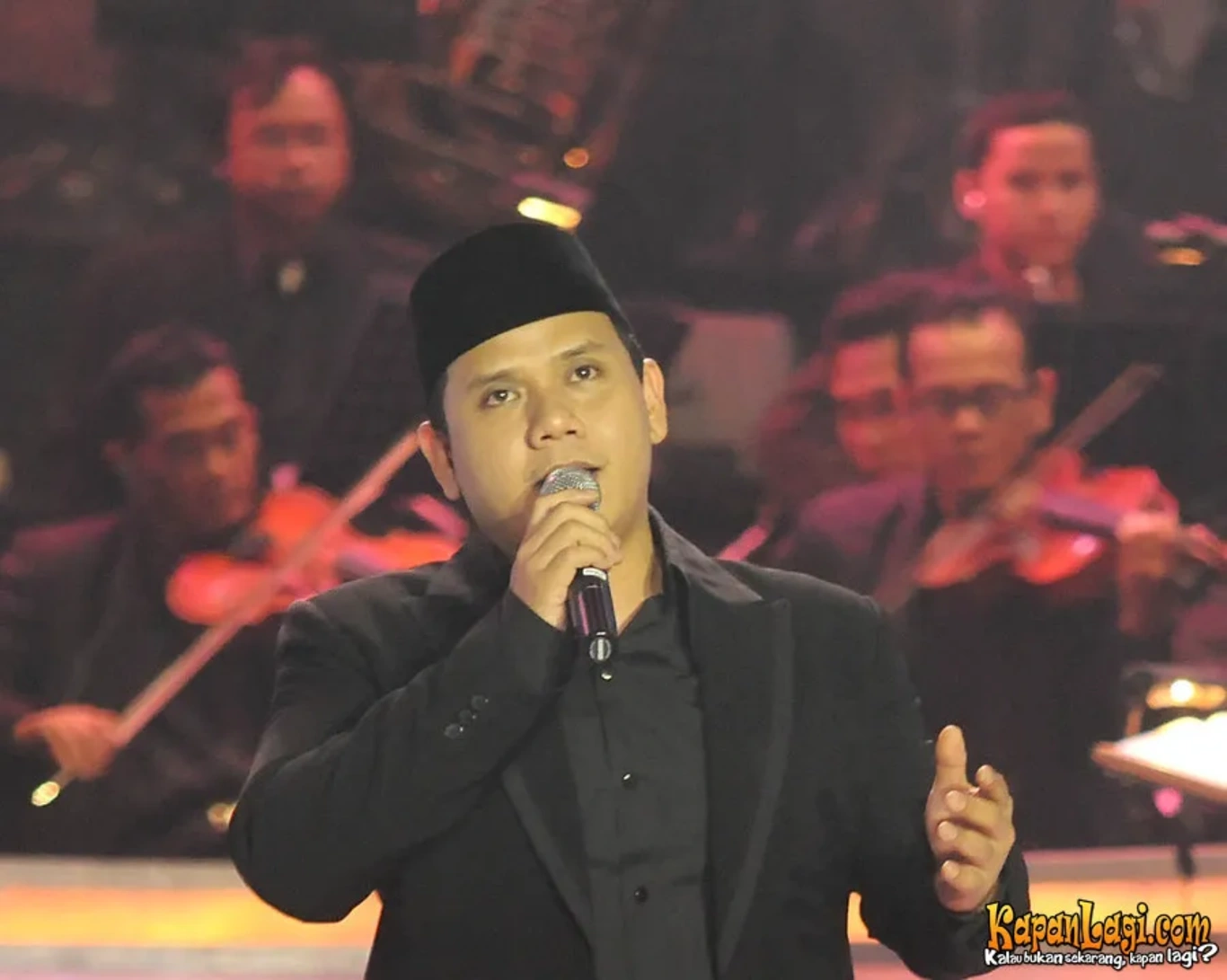 Jika Anda tidak melihat foto Fadly Padi, kemungkinan karena foto dengan nomor tersebut tidak tersedia di Kapanlagi.com™