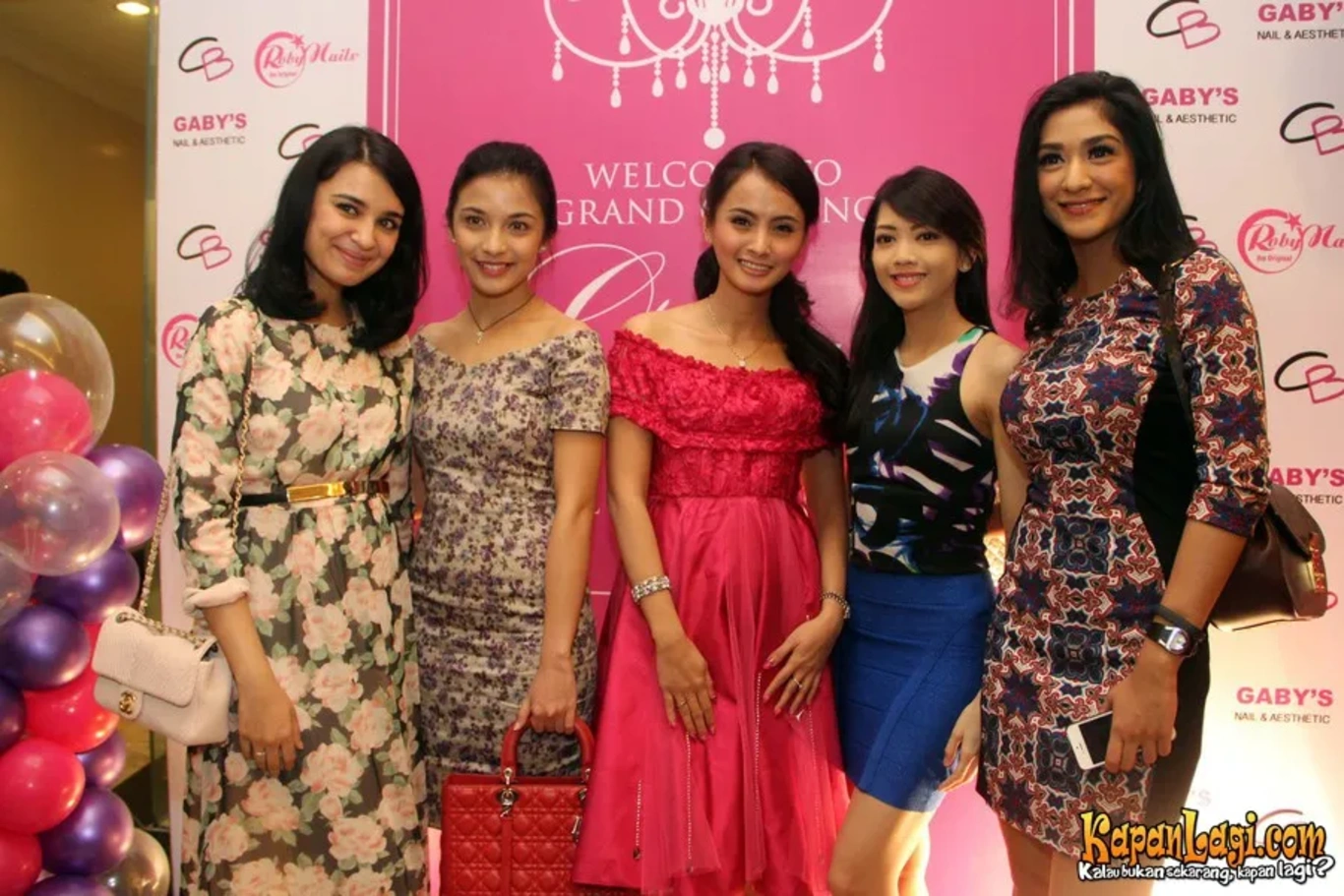 Jika Anda tidak melihat foto Fanny Ghassani, kemungkinan karena foto dengan nomor tersebut tidak tersedia di Kapanlagi.com™